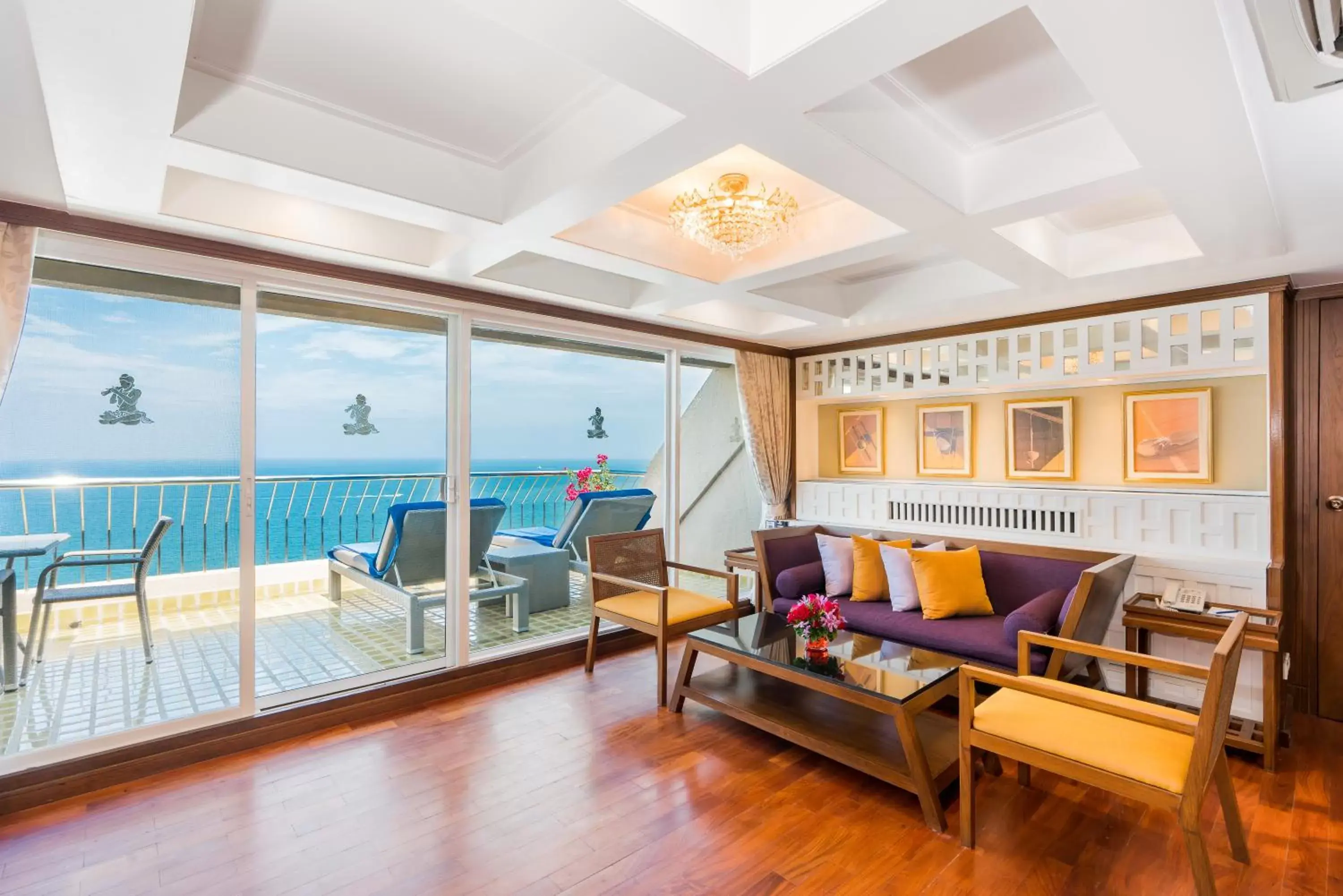 Living room in Royal Cliff Beach Hotel Pattaya