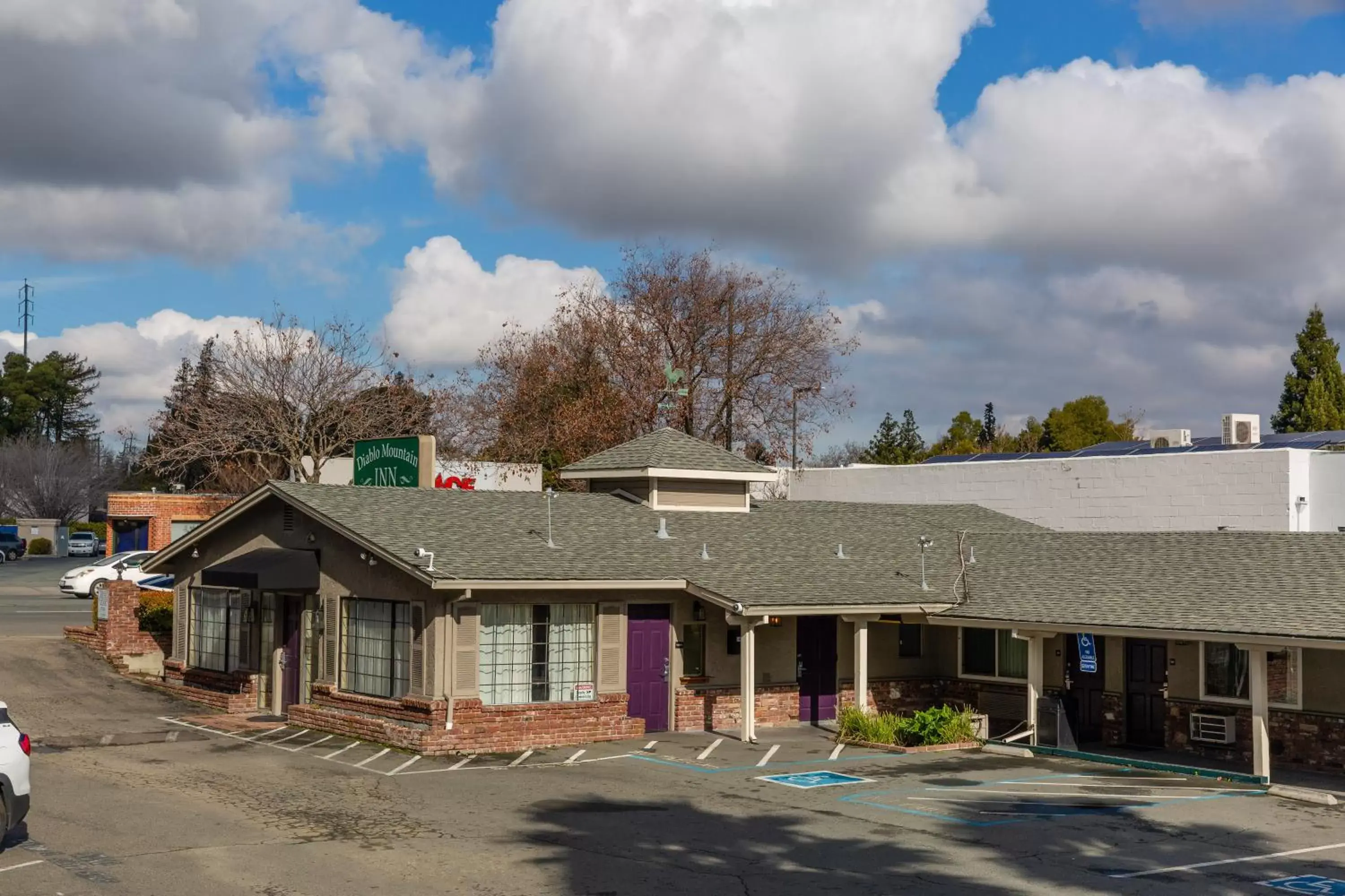 Property Building in Diablo Mountain Inn Walnut Creek