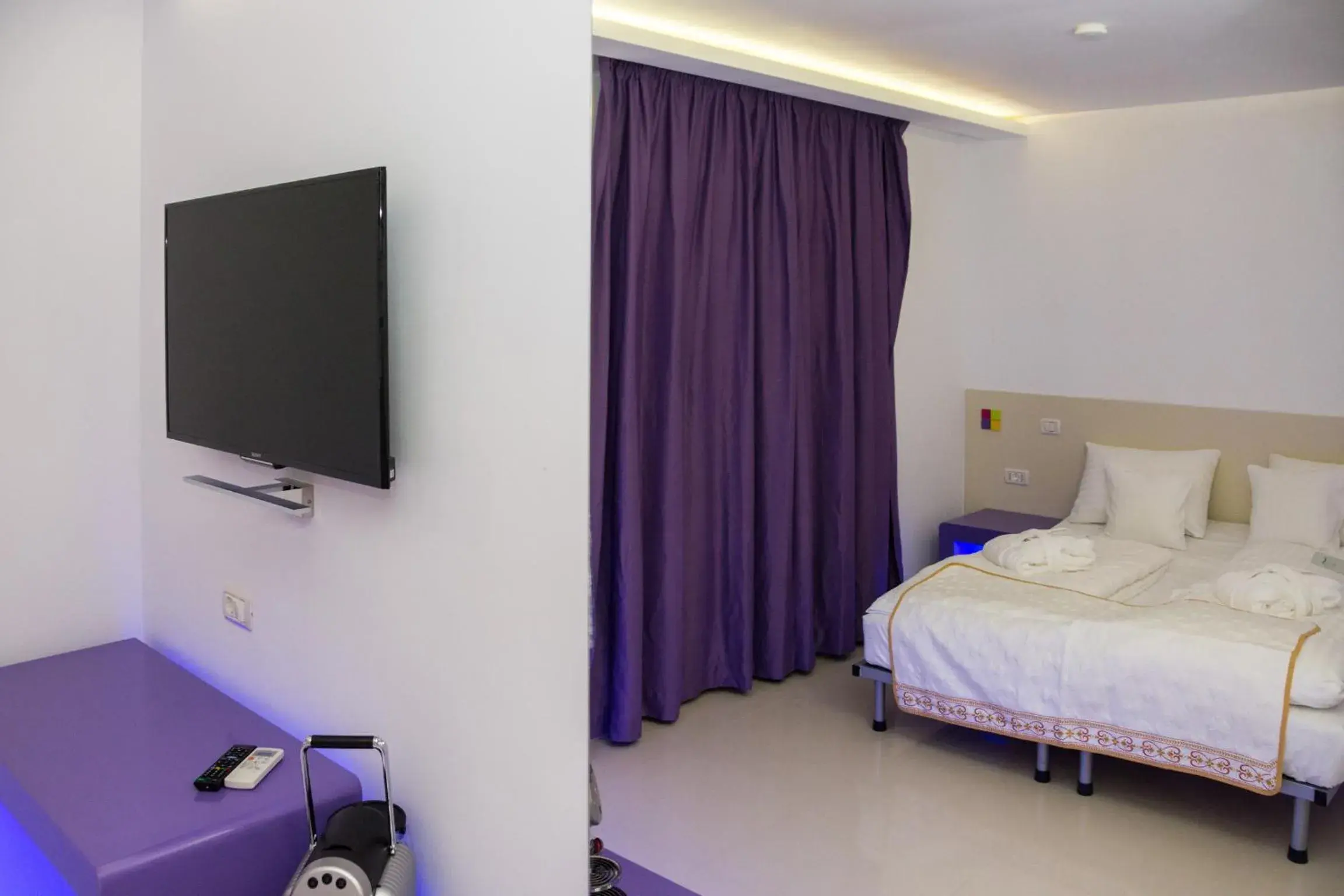 TV and multimedia, Room Photo in Hotel Christina Plus