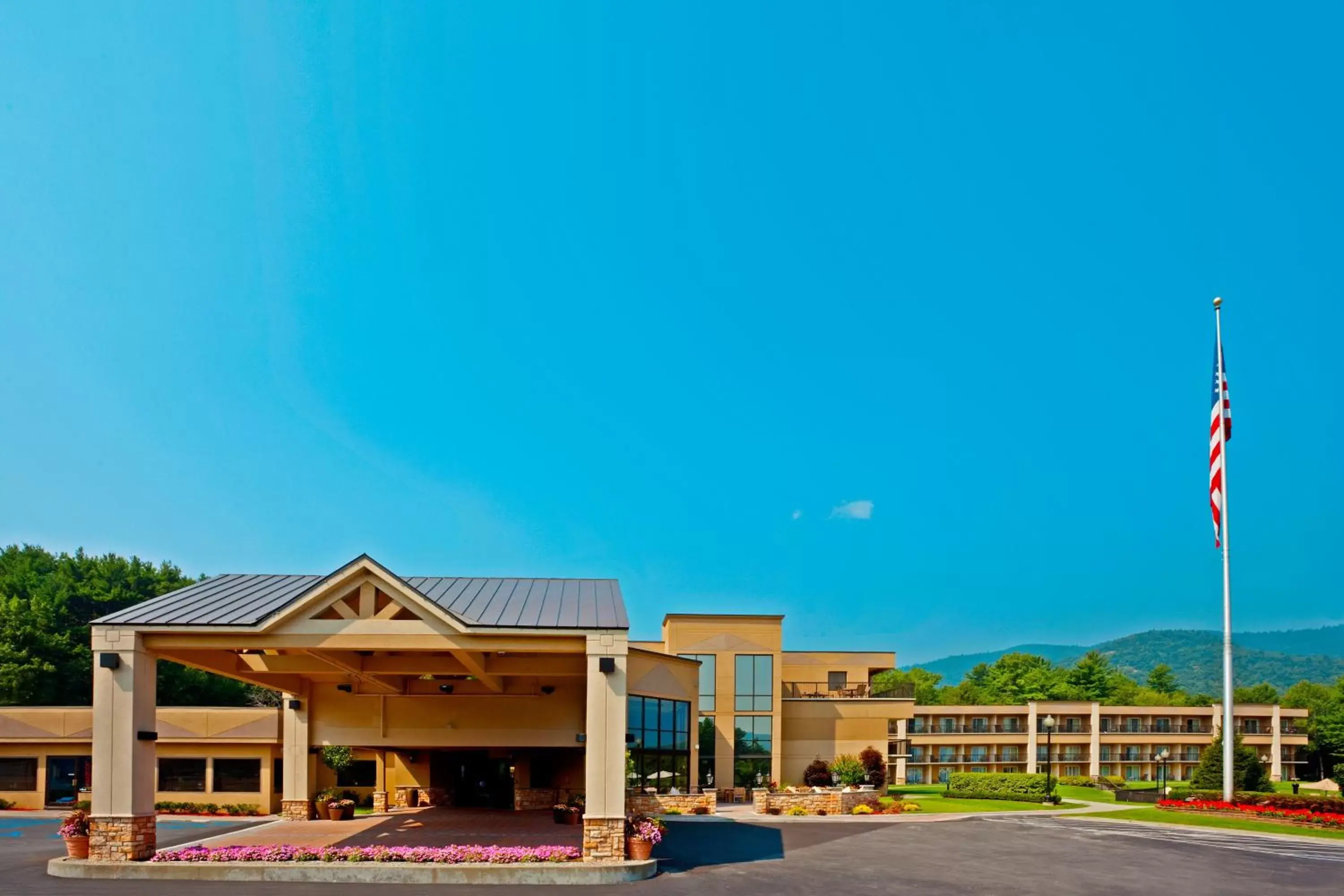 Property Building in Holiday Inn Resort Lake George, an IHG Hotel