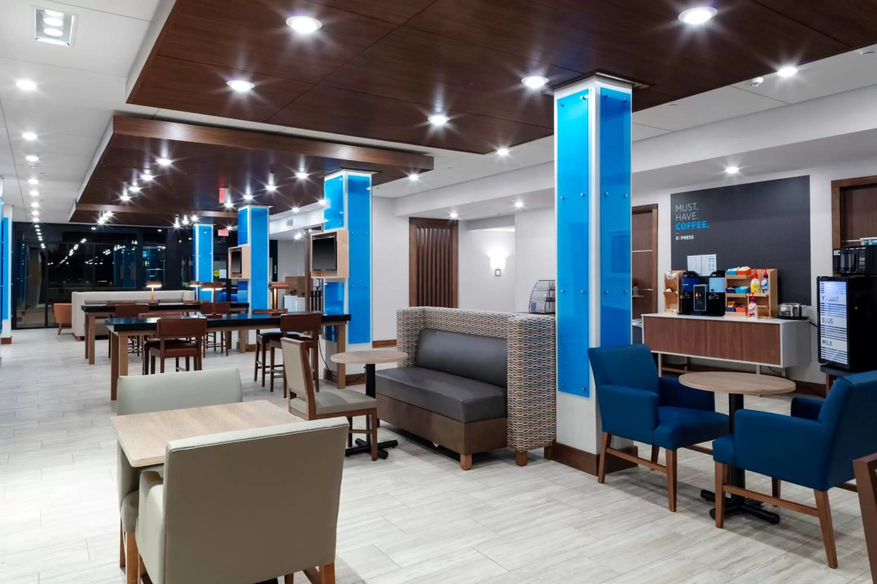 Breakfast, Lounge/Bar in Holiday Inn Express & Suites - The Dalles, an IHG Hotel