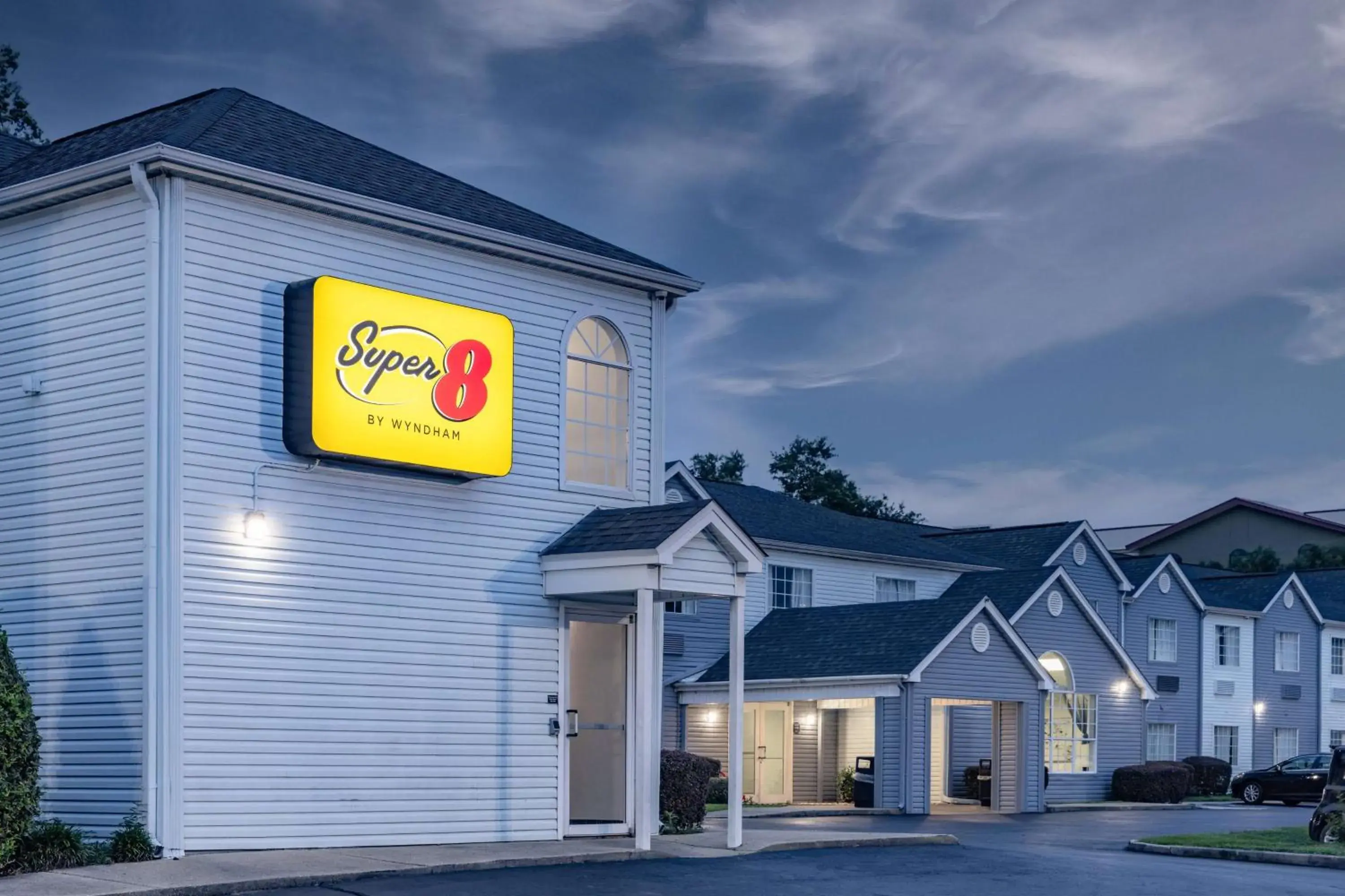 Property building in Super 8 by Wyndham Pensacola Property building in Super 8 by Wyndham Pensacola