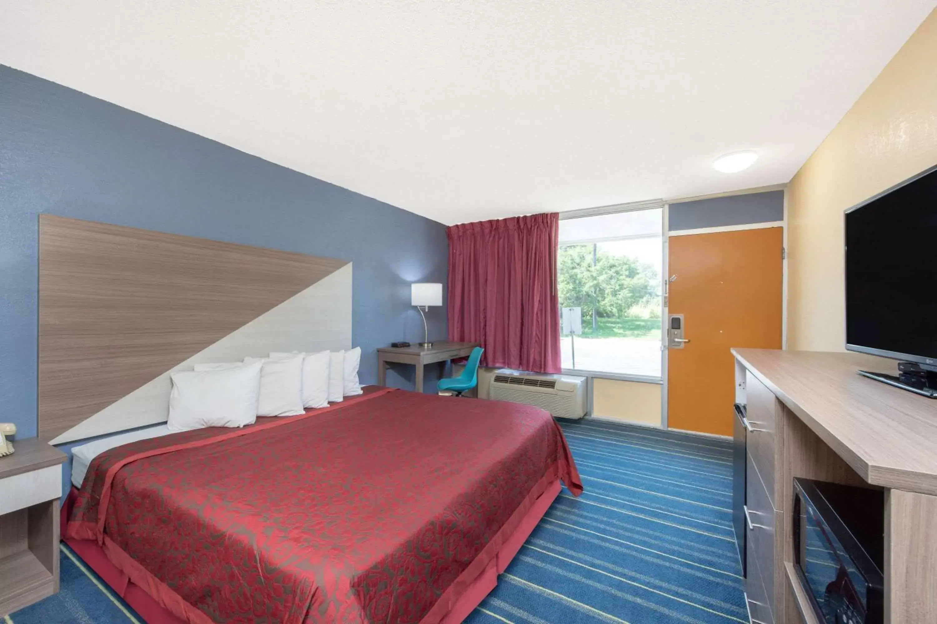 Photo of the whole room in Days Inn by Wyndham Salem