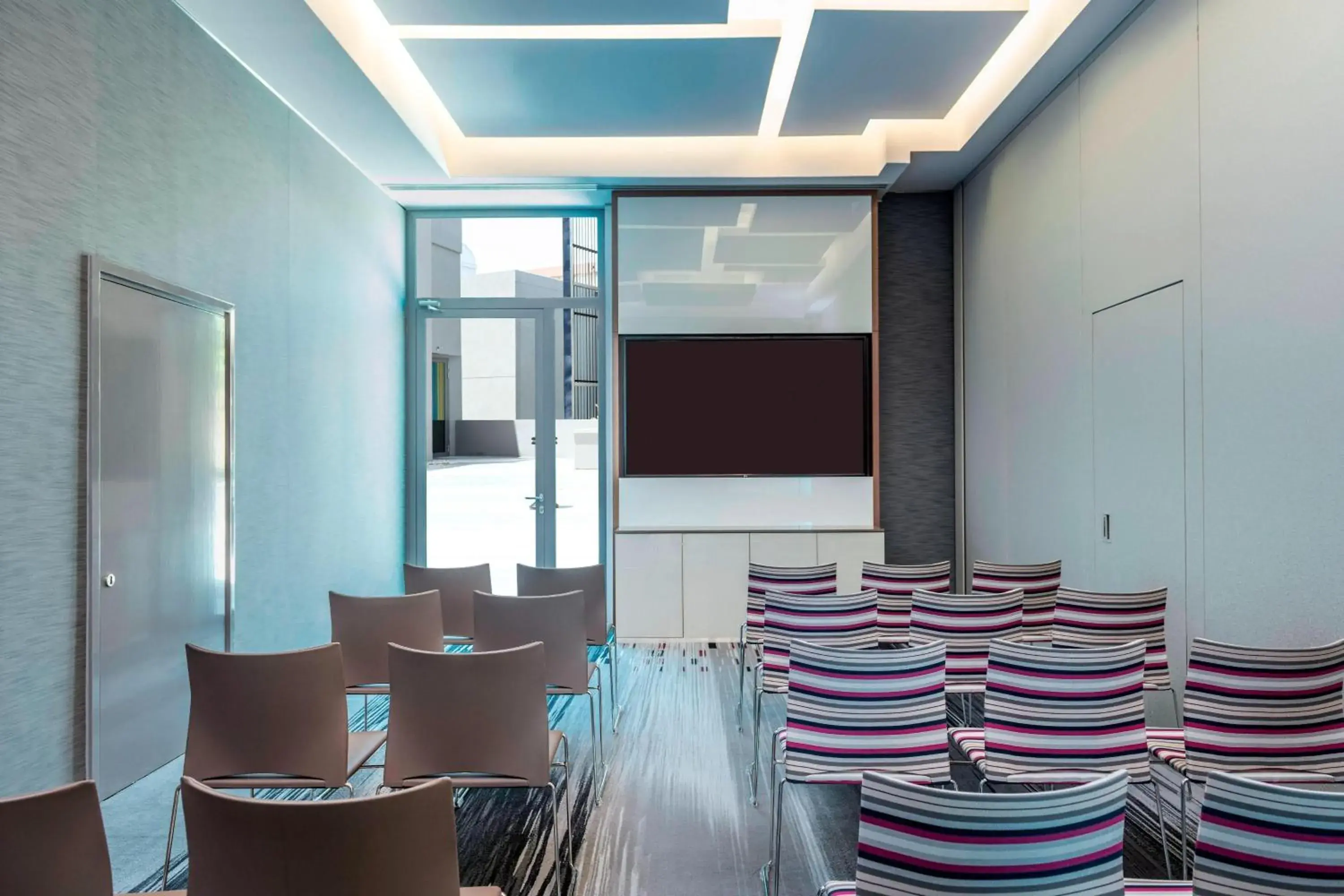 Meeting/conference room, Restaurant/Places to Eat in Aloft Dubai Creek