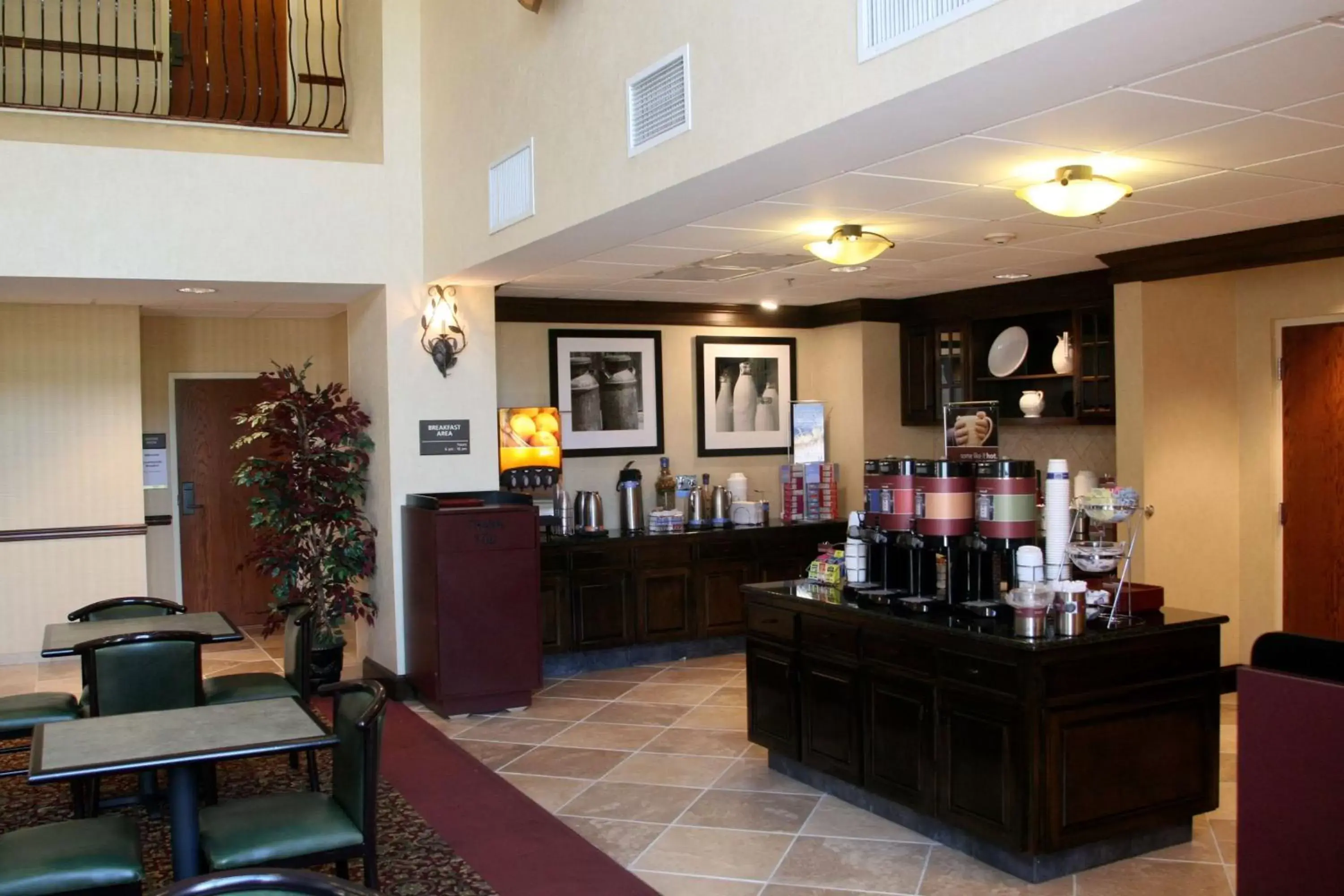 Dining area in Hampton Inn & Suites Oxford-Anniston