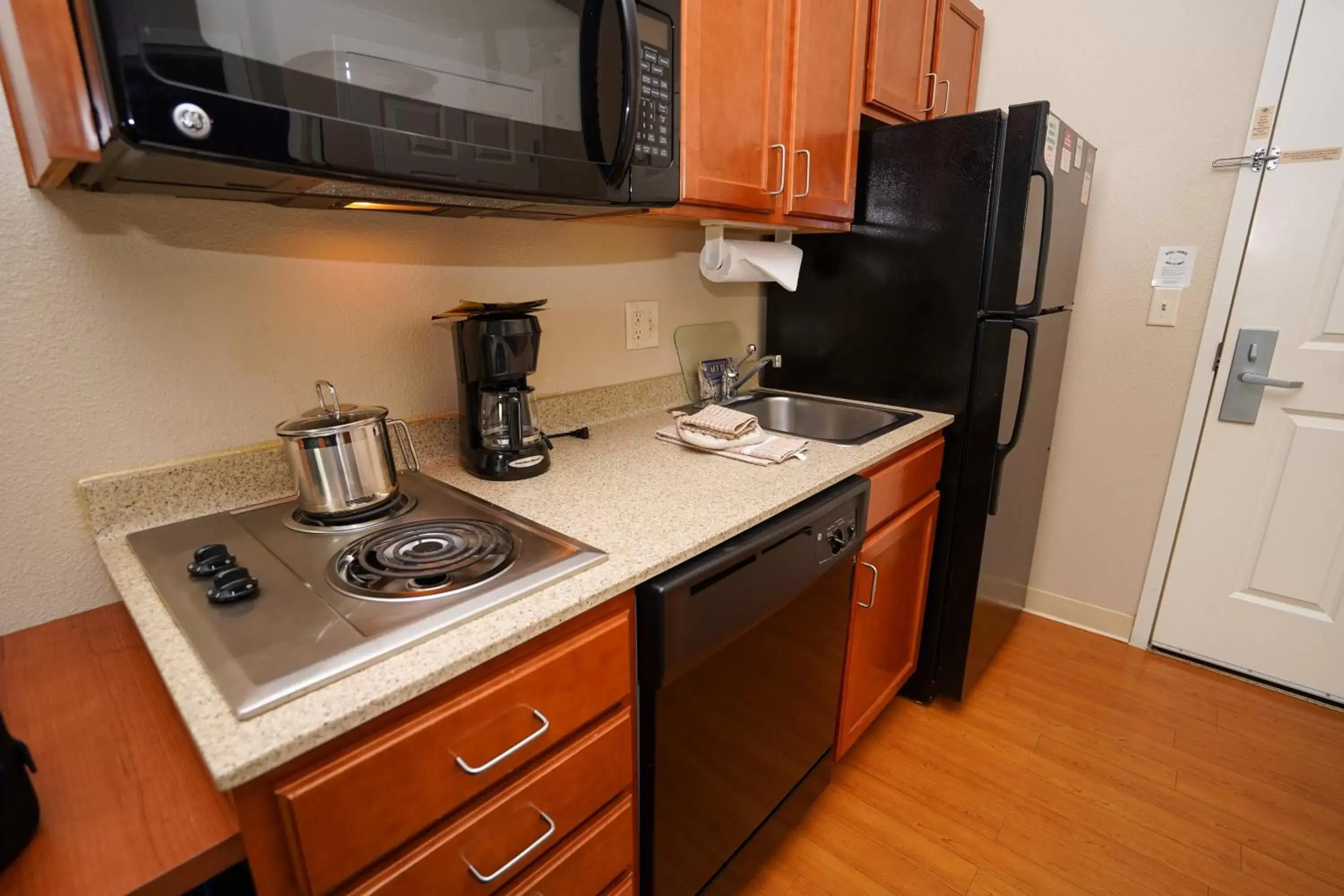 Bedroom, Kitchen/Kitchenette in Candlewood Suites Boise - Towne Square, an IHG Hotel