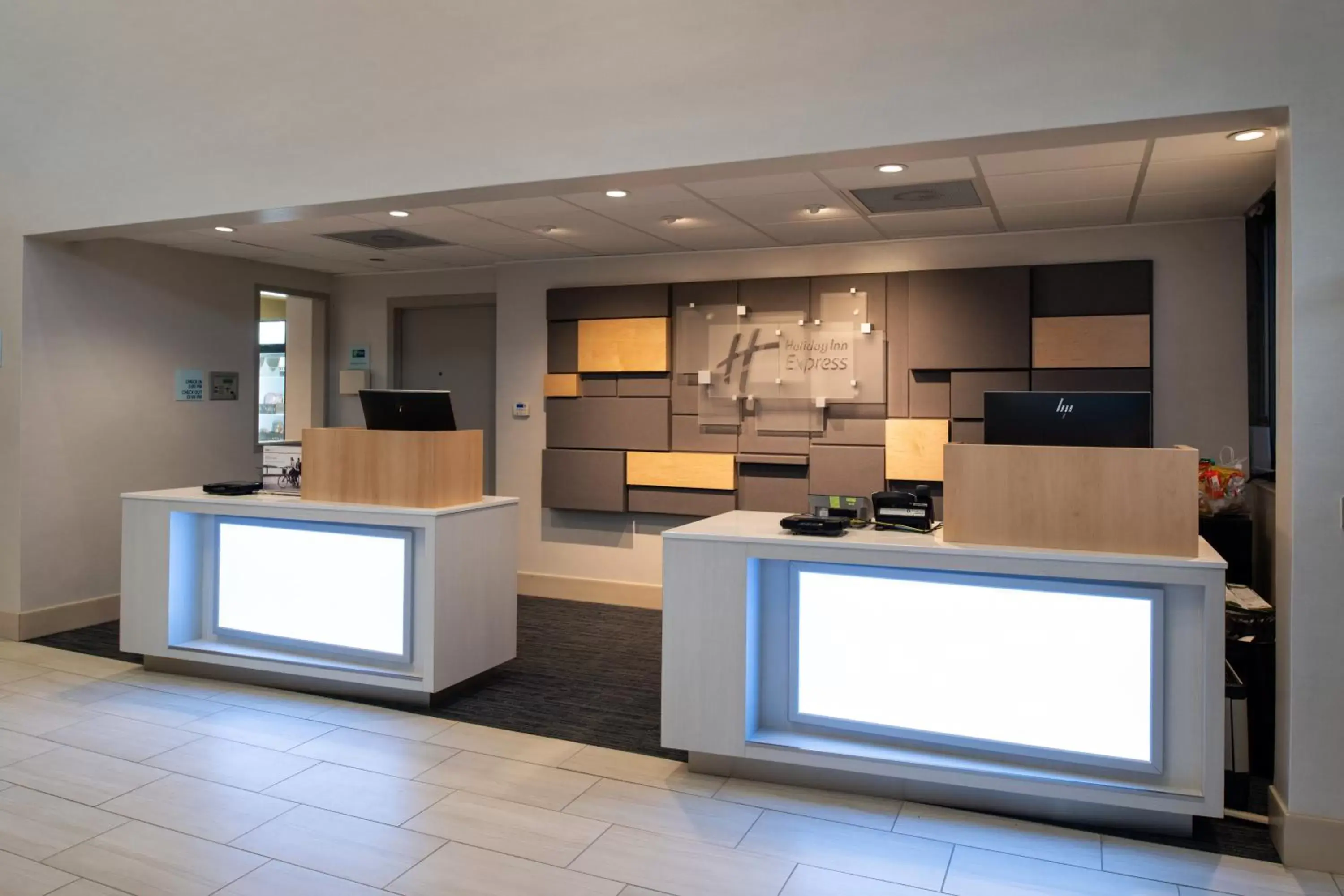 Lobby or reception, Kitchen/Kitchenette in Holiday Inn Express San Francisco Airport South, an IHG Hotel