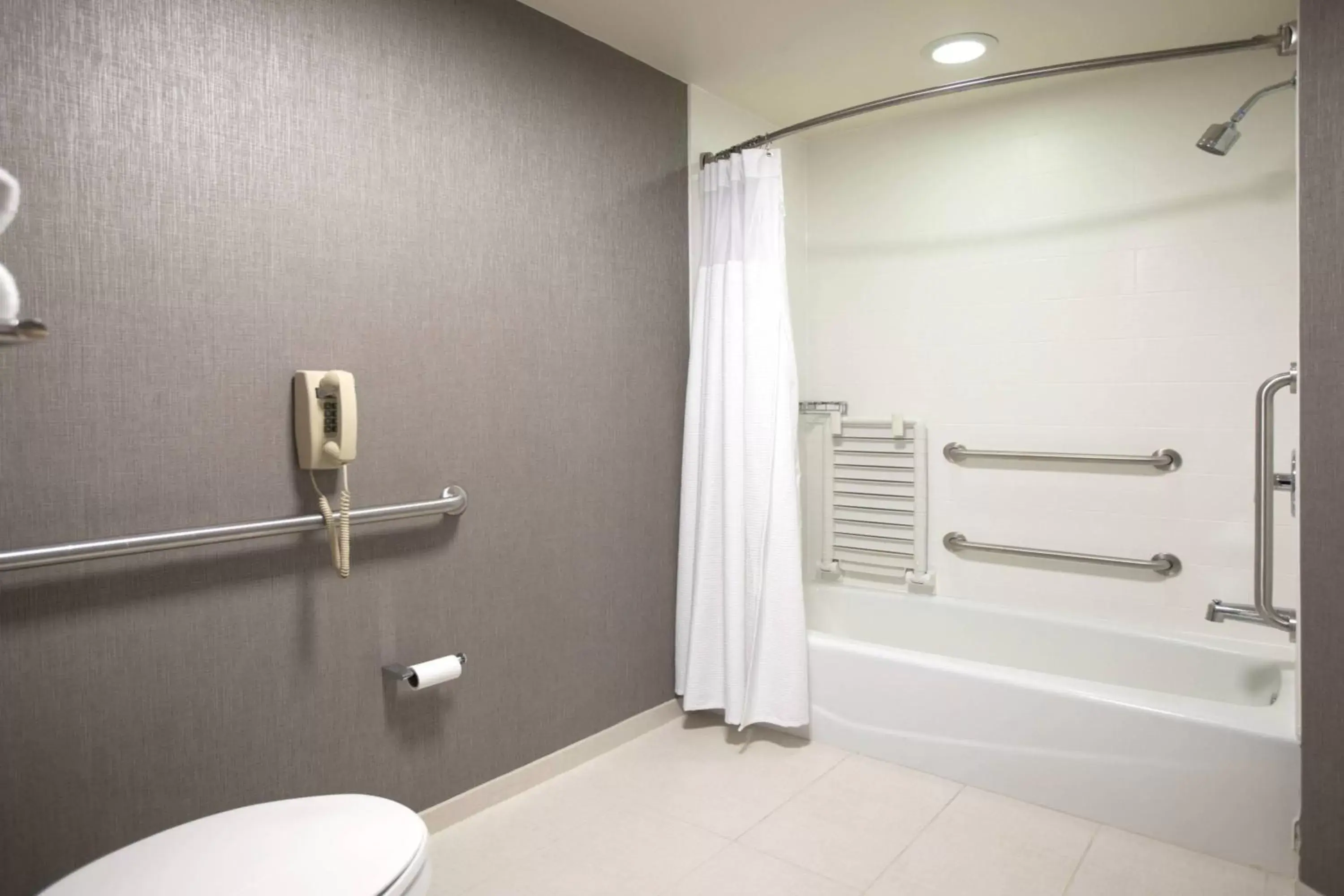 Bathroom in SpringHill Suites by Marriott Savannah I-95 South