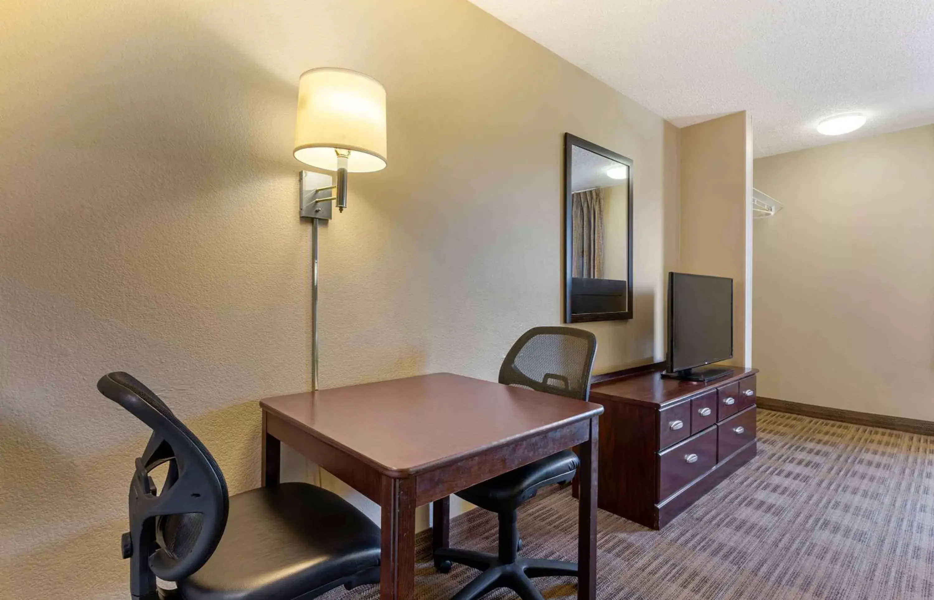 Bedroom, TV/Entertainment Center in Extended Stay America Suites - Livermore - Airway Blvd