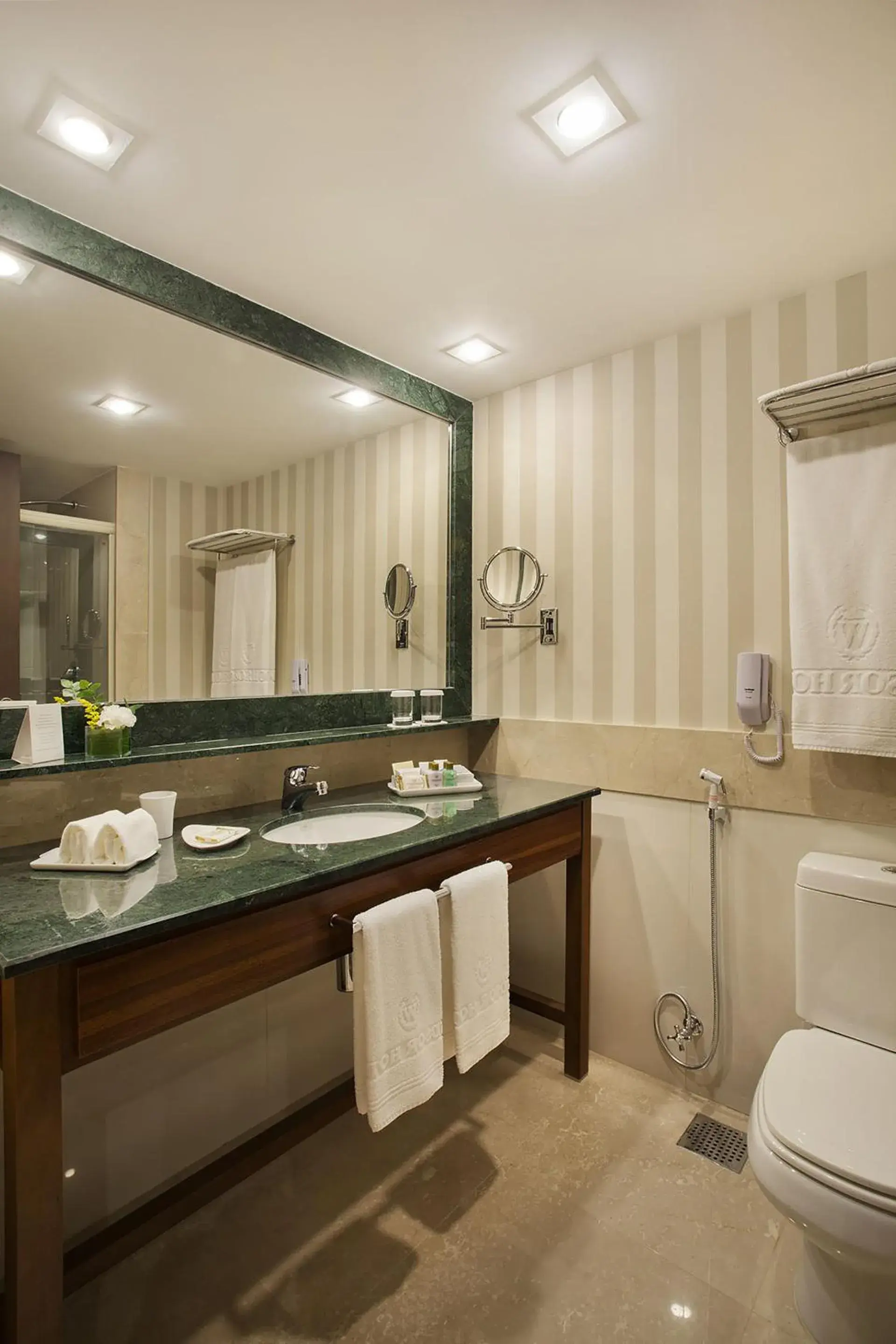 Bathroom in Windsor Oceanico Hotel