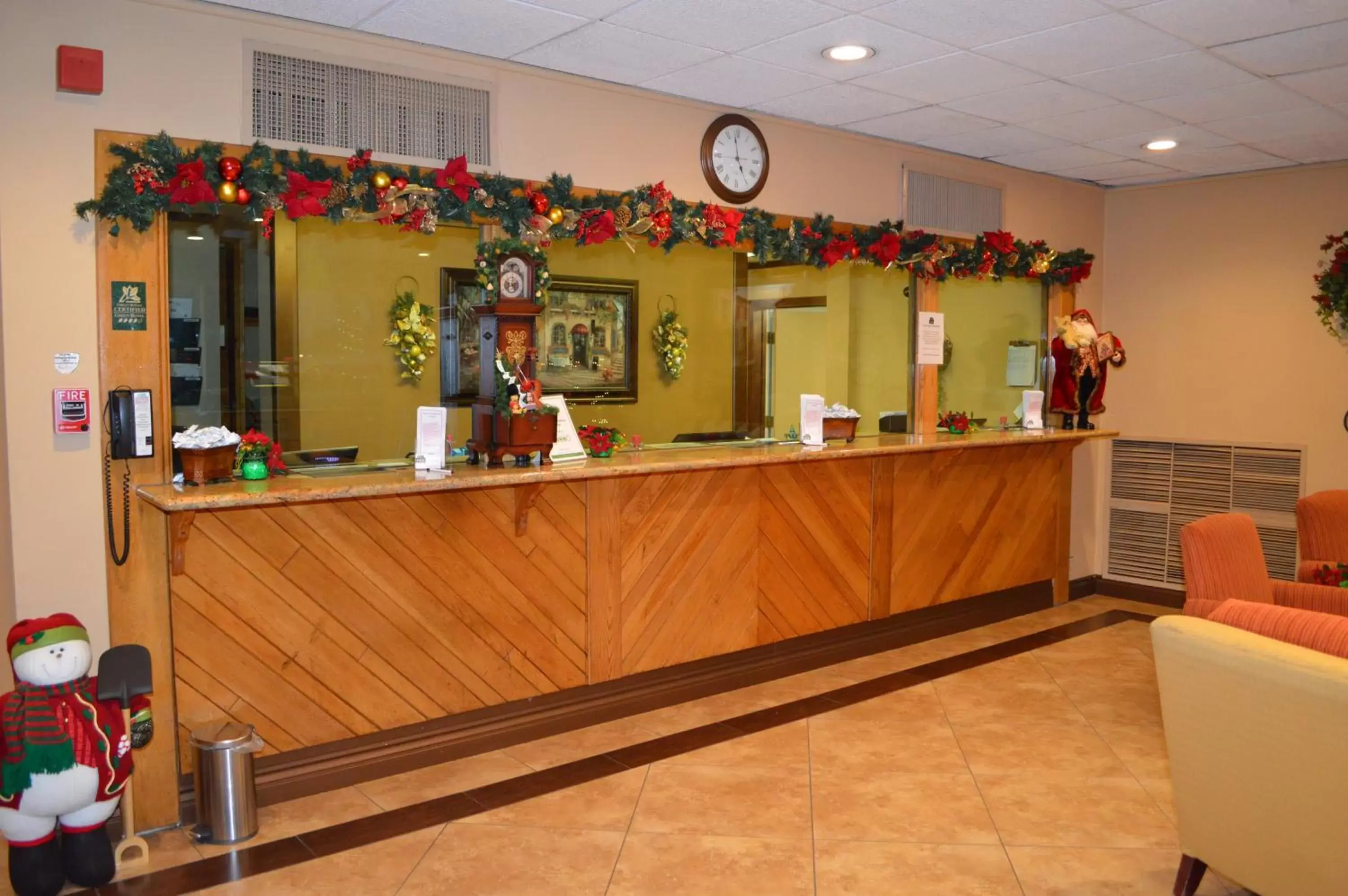 Lobby or reception in Ontario Airport Inn