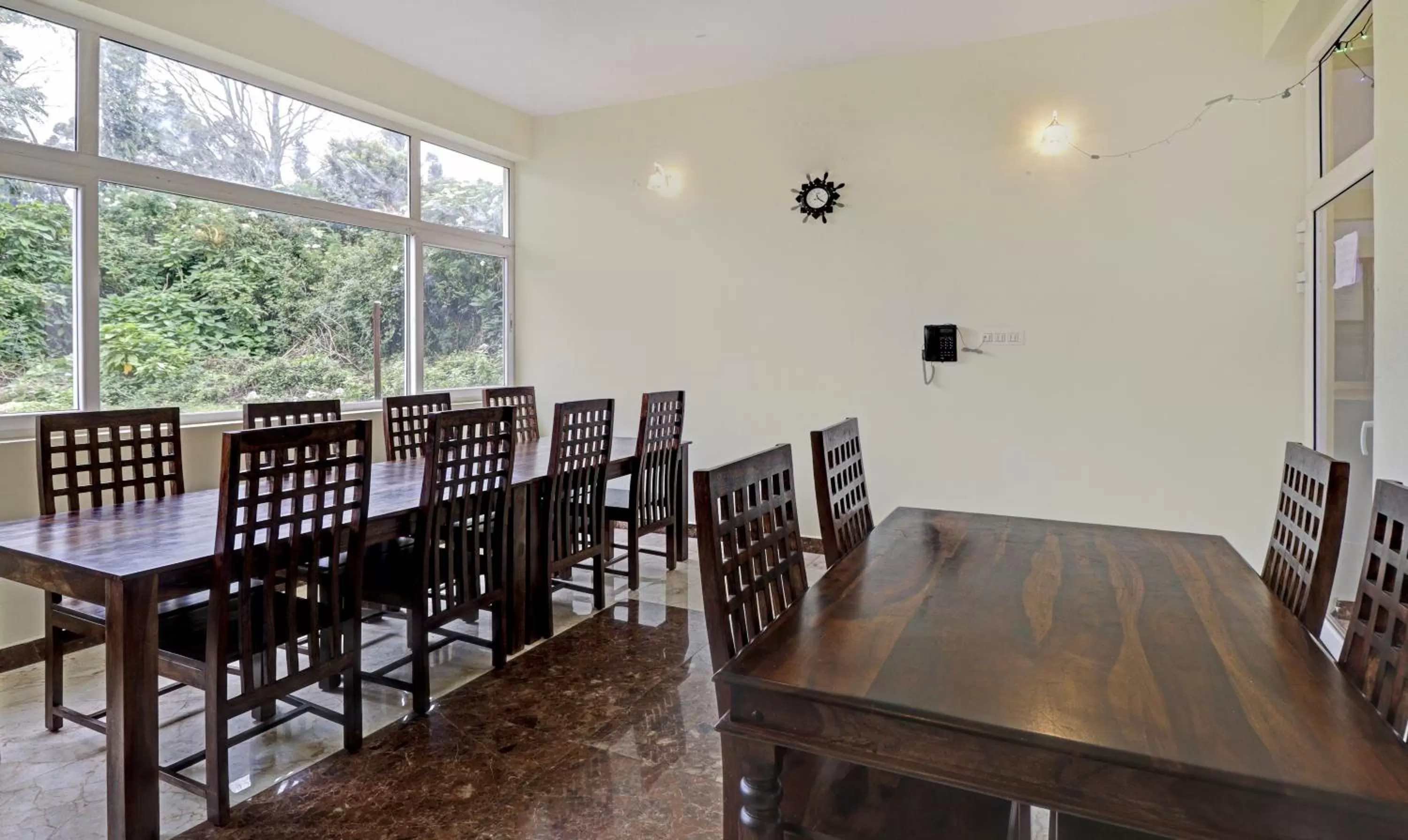 Dining area in Treebo Aall Season