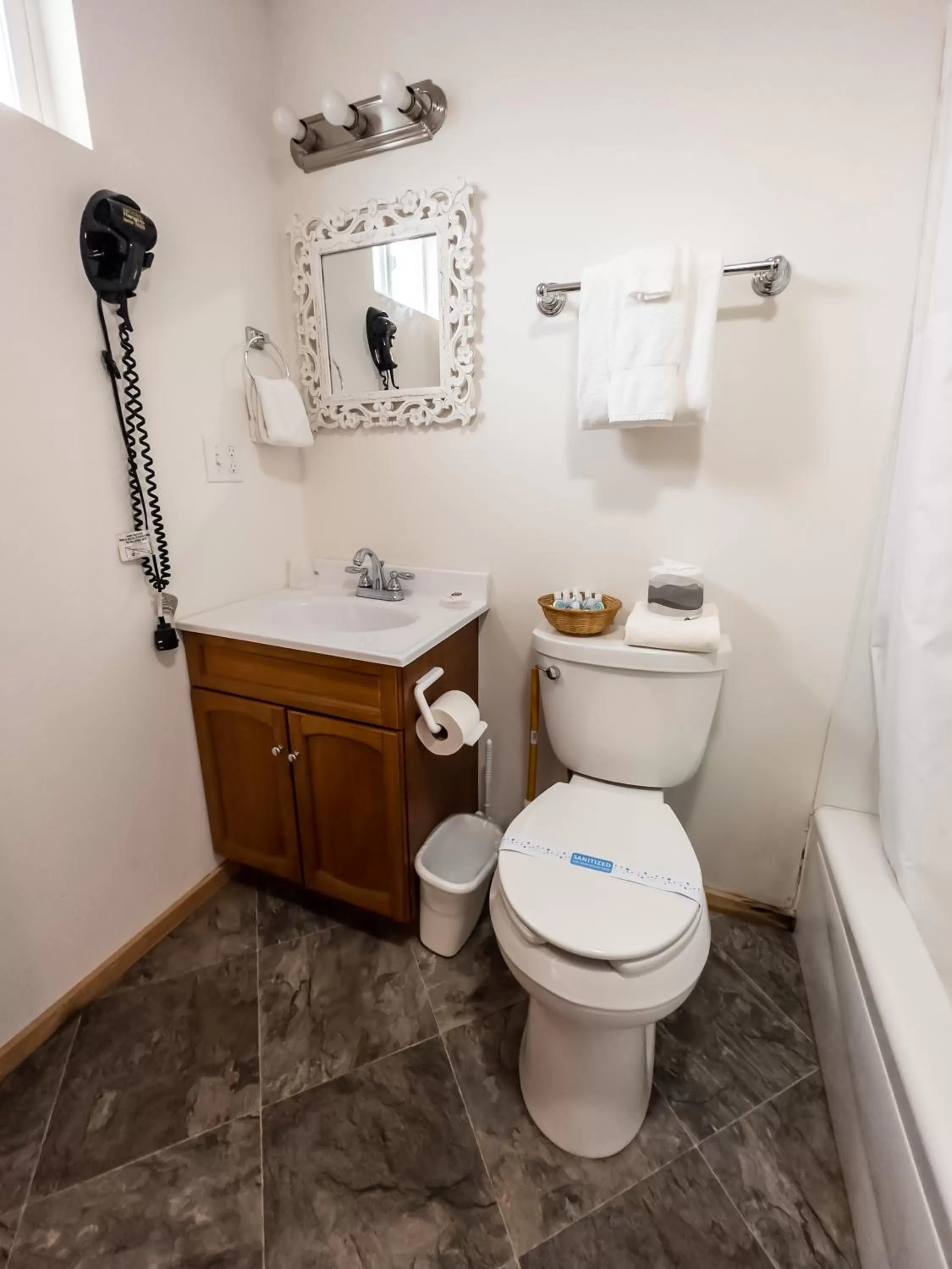 Toilet in Terimore Lodging by the Sea