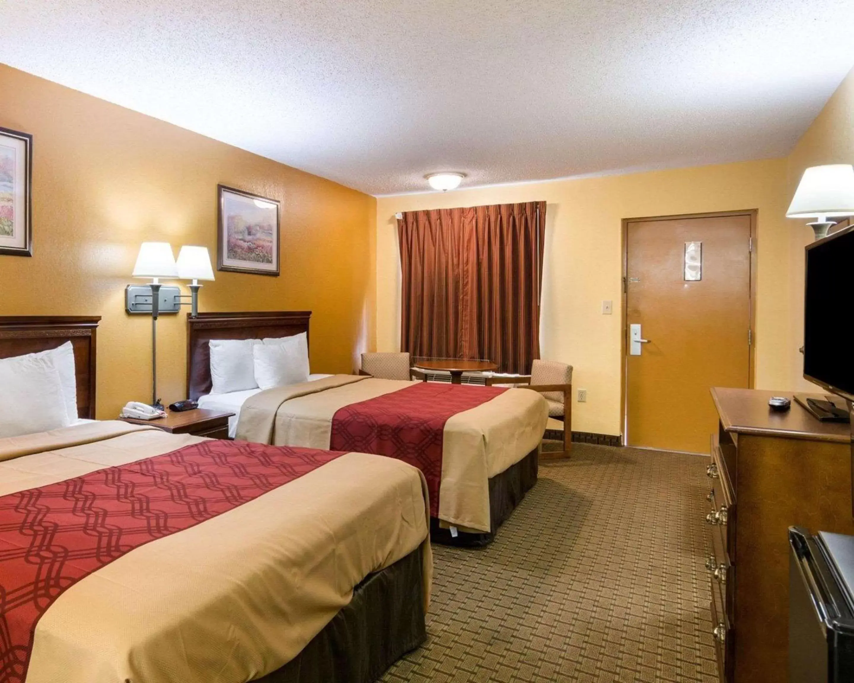 Photo of the whole room, Bed in Econo Lodge Fredericksburg near I-95