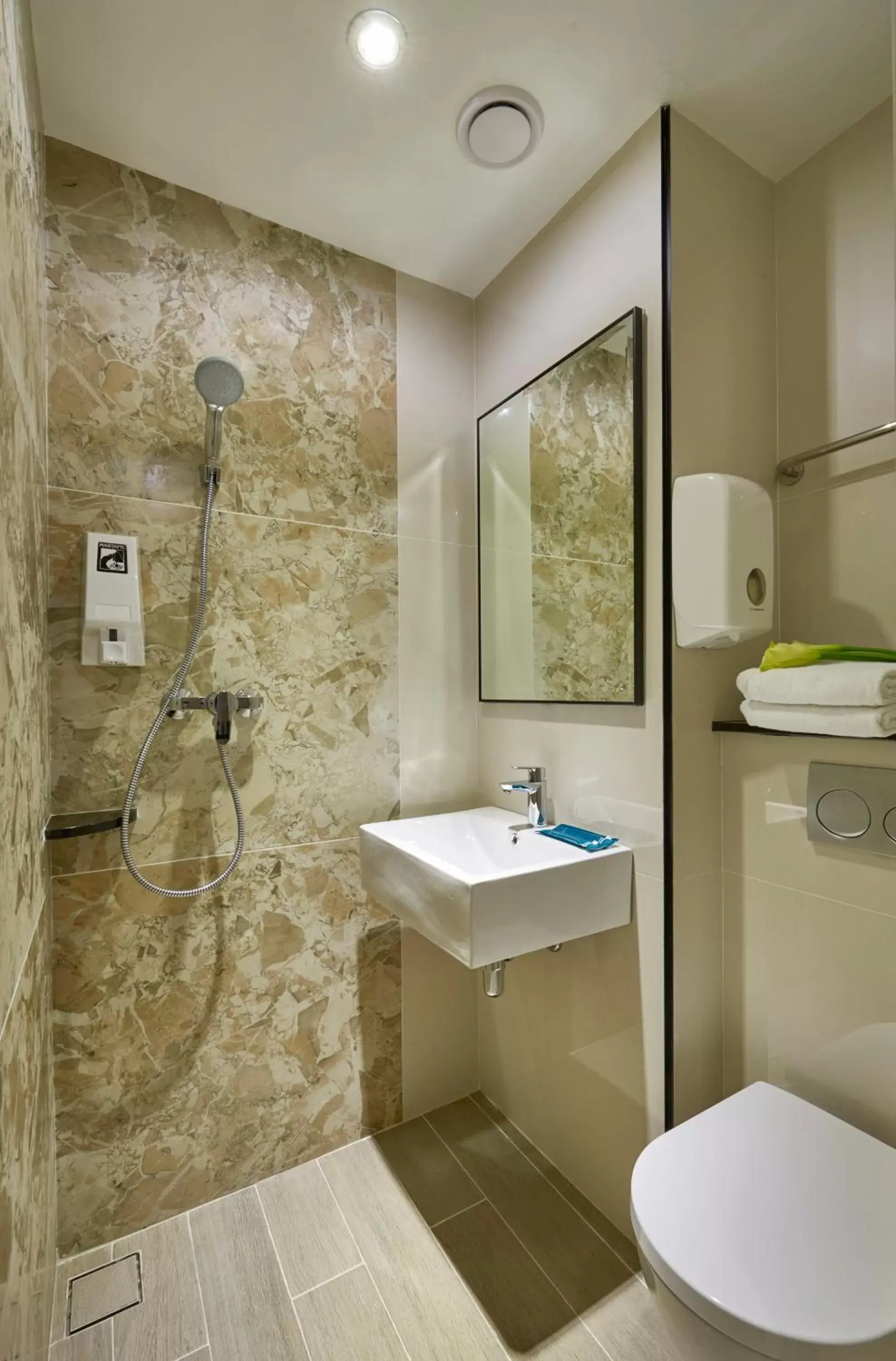 Toilet, Bathroom in Hotel 81 Gold