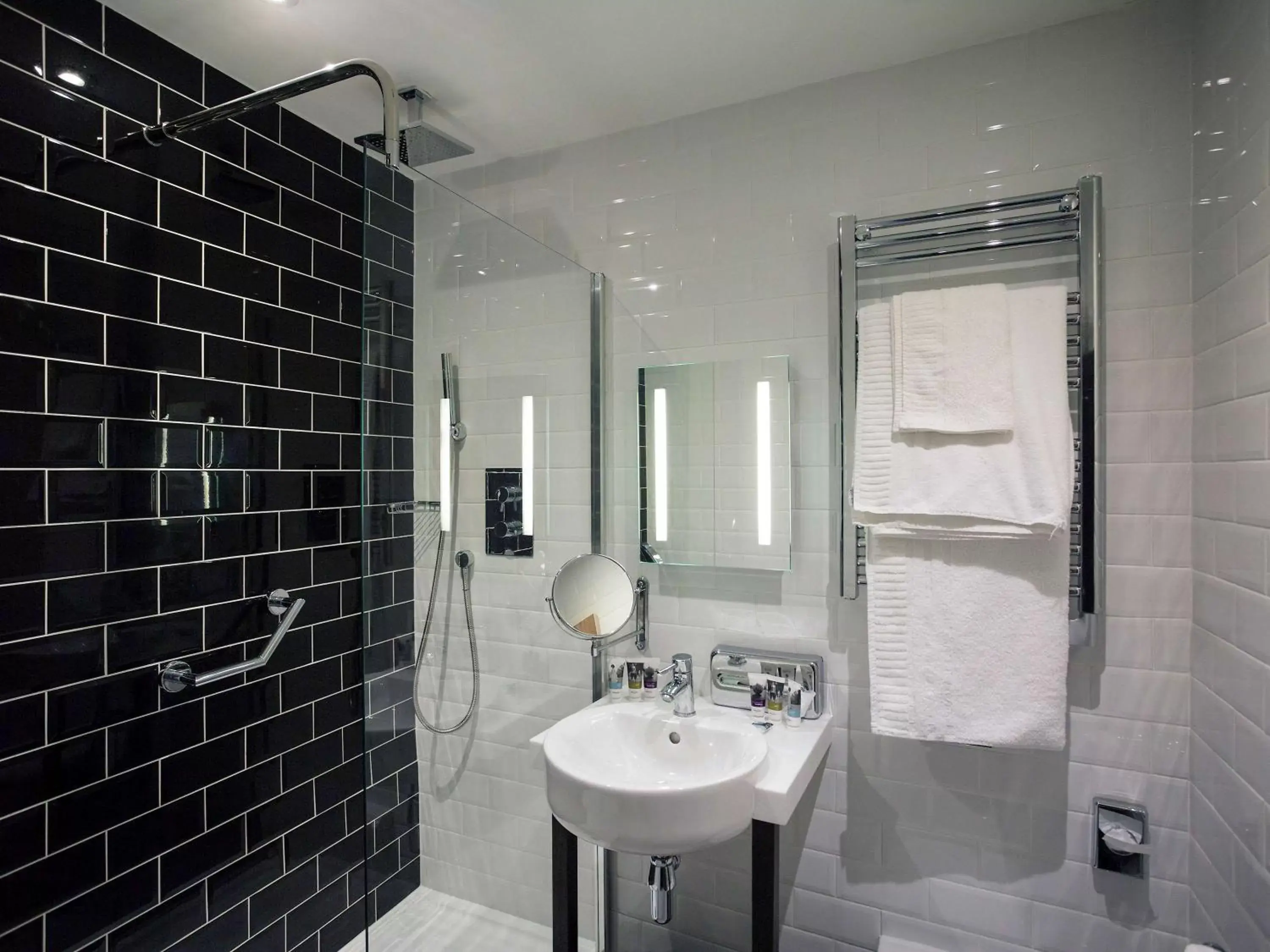 Photo of the whole room, Bathroom in Mercure Doncaster Centre Danum Hotel