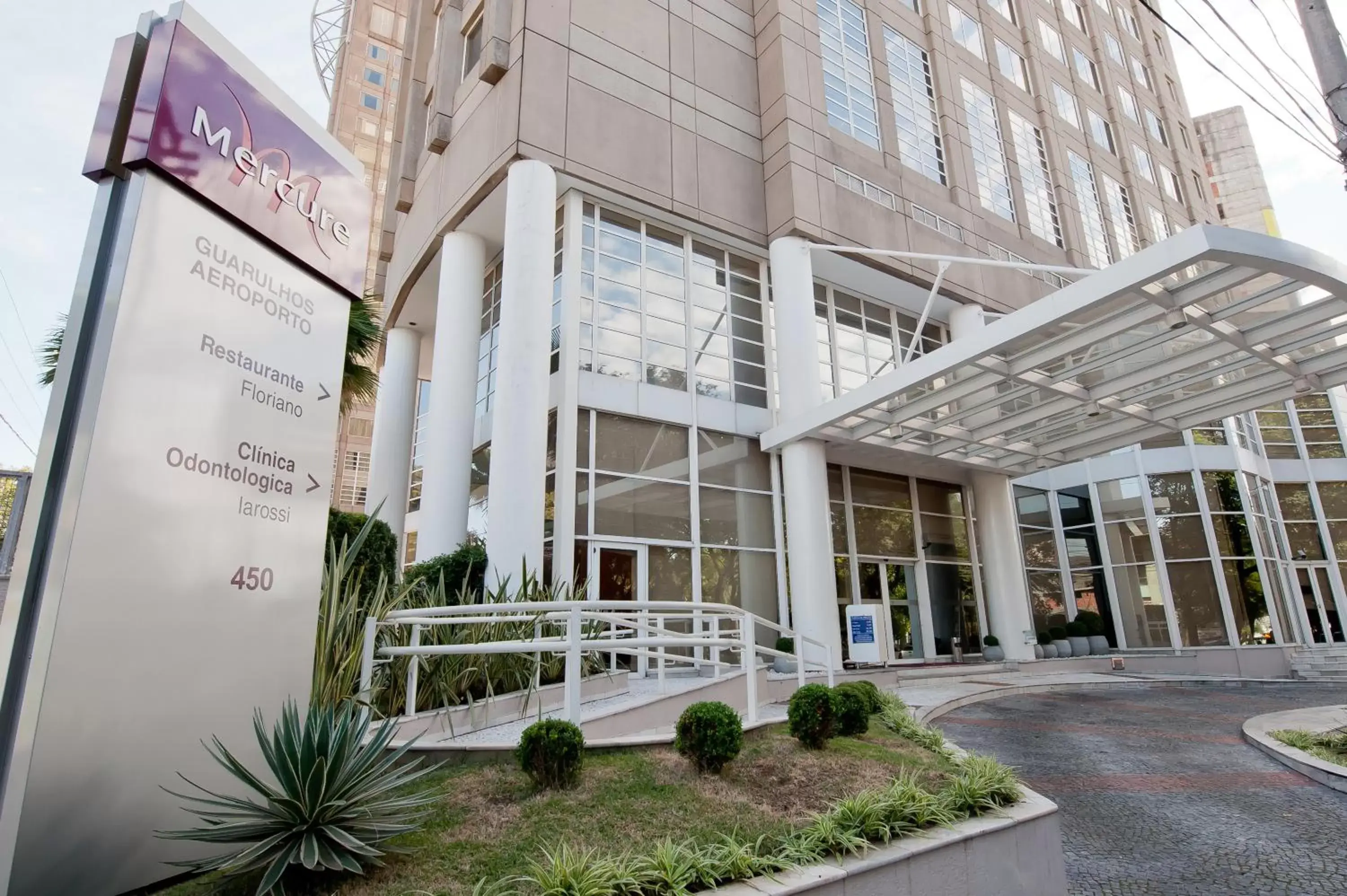 Facade/Entrance in Mercure Guarulhos Aeroporto