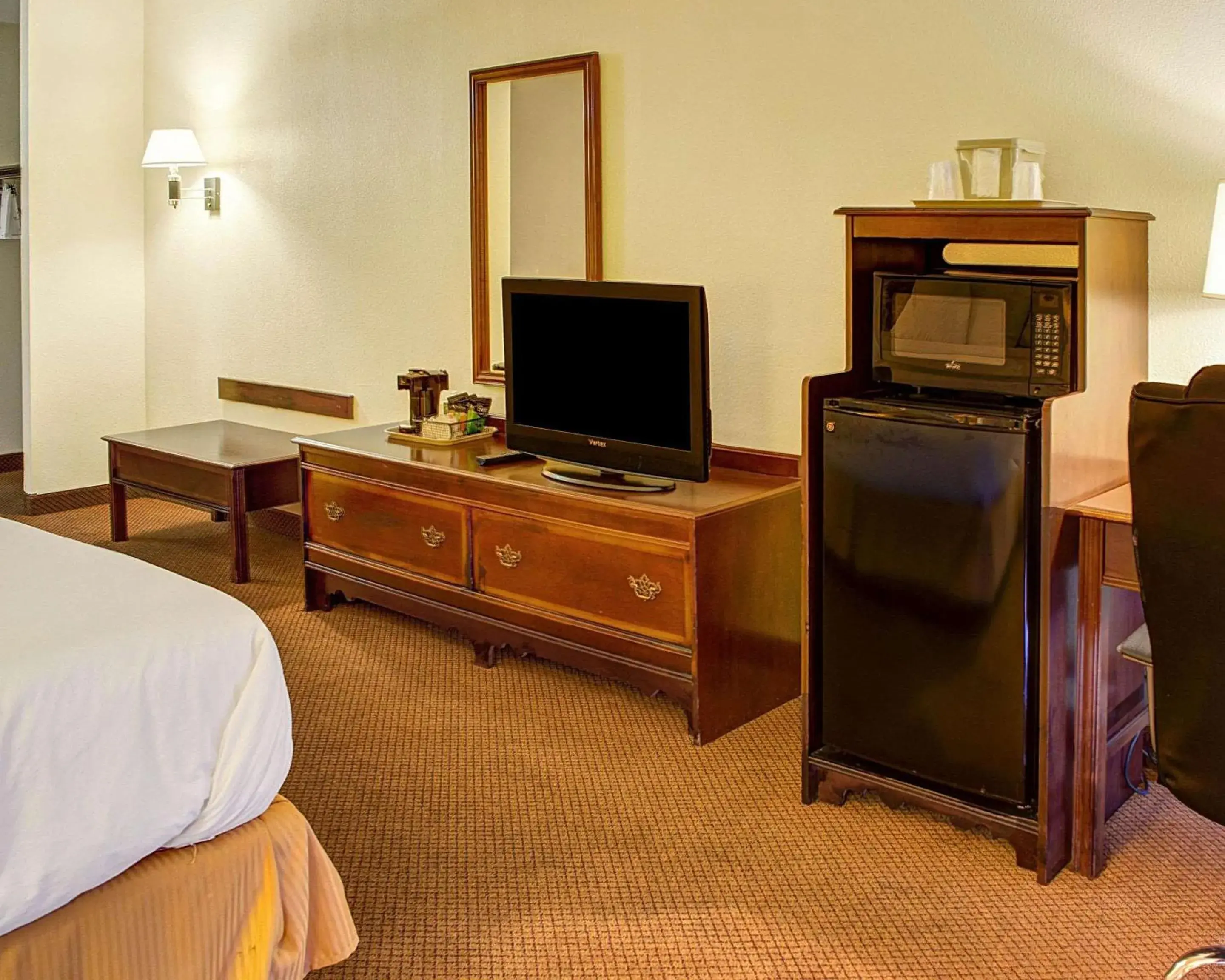 Photo of the whole room, TV/Entertainment Center in Quality Inn North