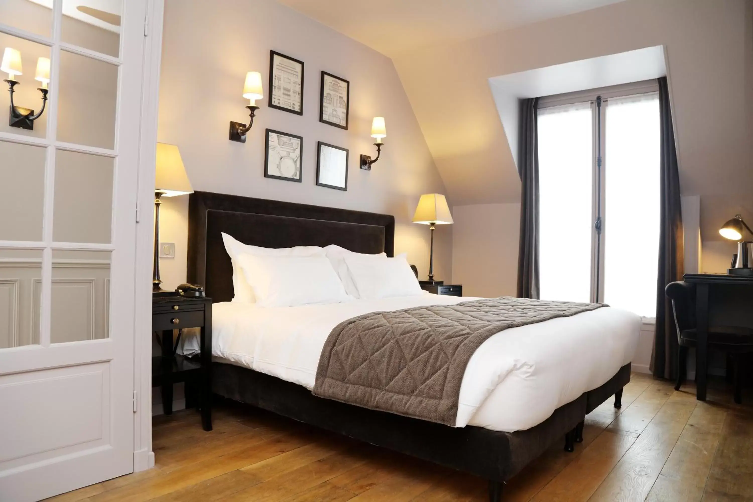 Bedroom, Bed in Hotel Saint-Louis Pigalle