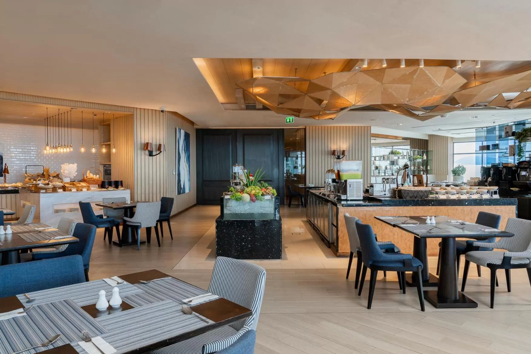 Restaurant/places to eat in Holiday Inn & Suites Rayong City Centre by IHG