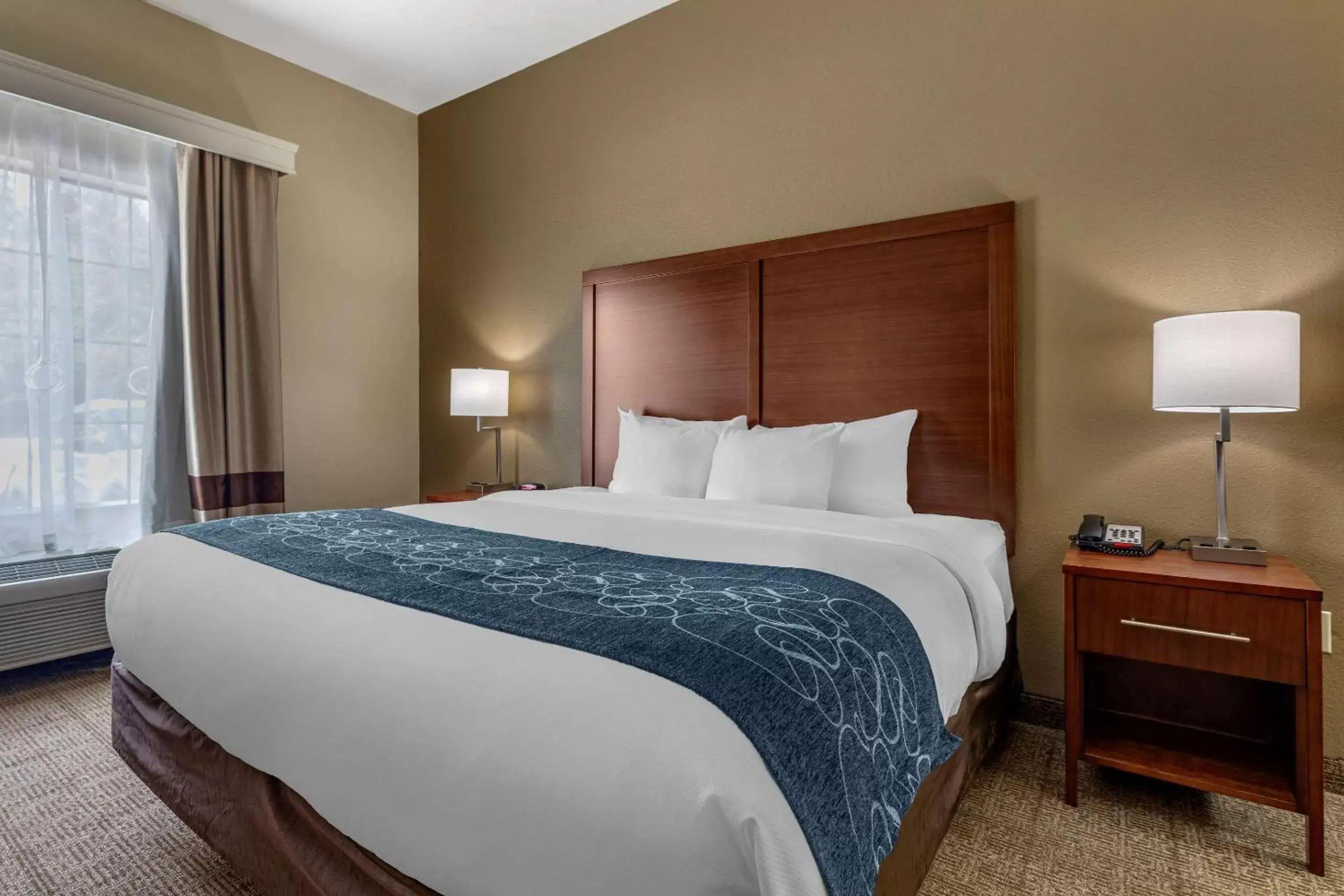 Photo of the whole room, Room Photo in Comfort Inn & Suites Paris