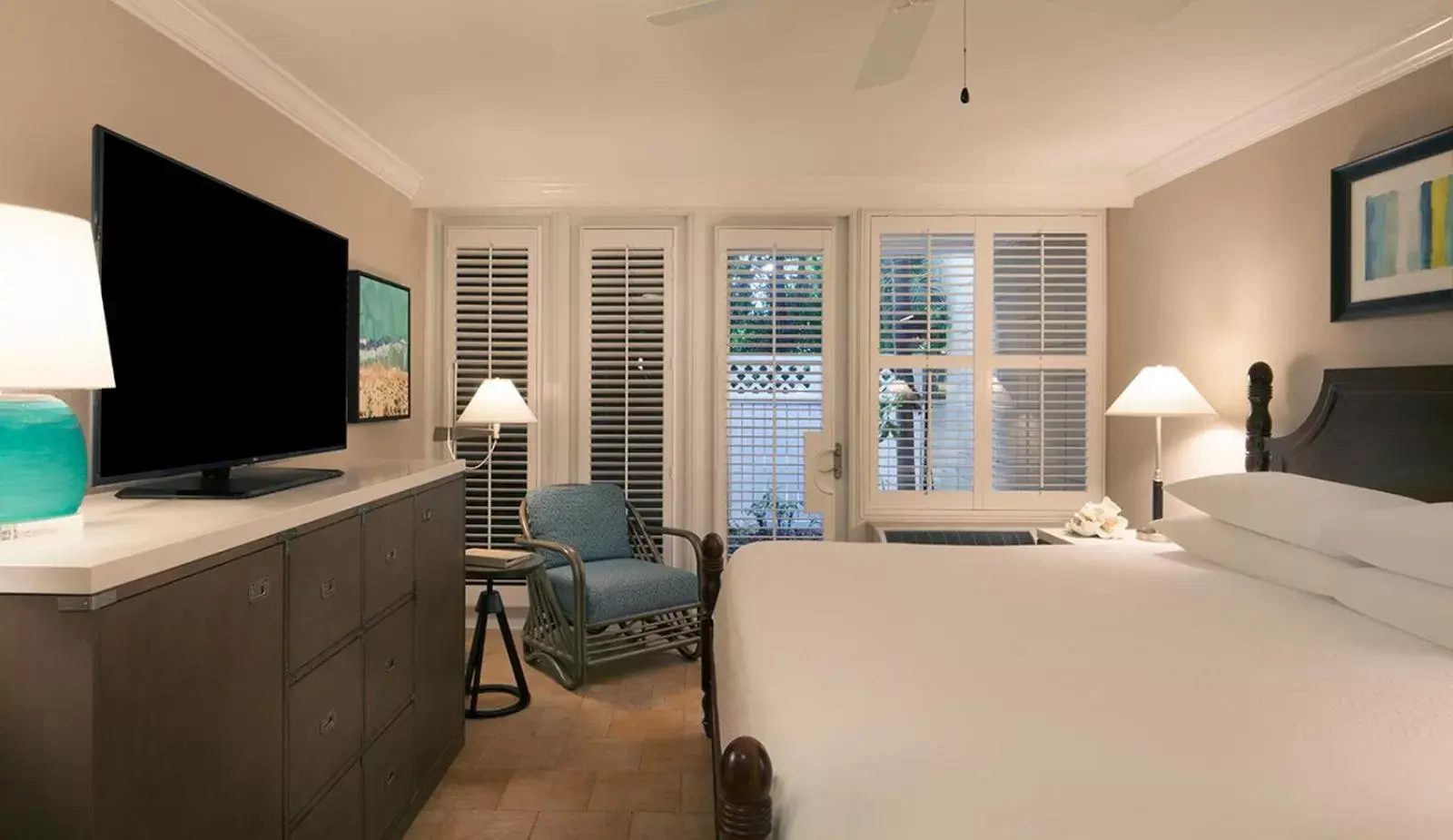 Bed, TV/Entertainment Center in Pier House Resort & Spa