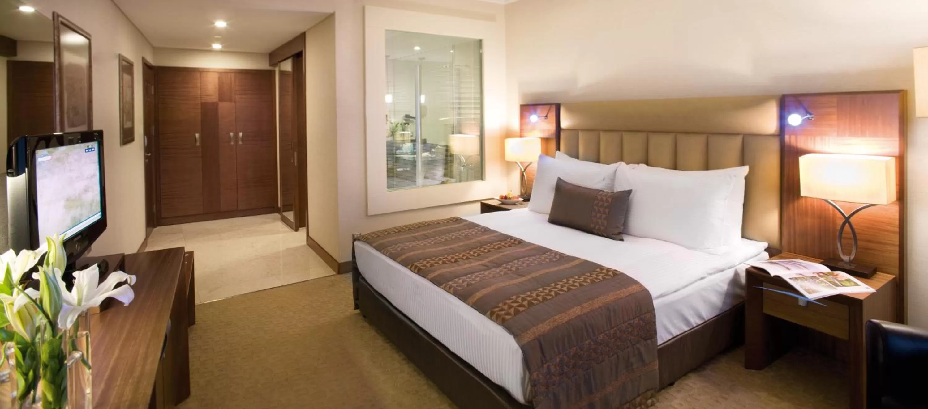 Bed in Mövenpick Hotel Izmir