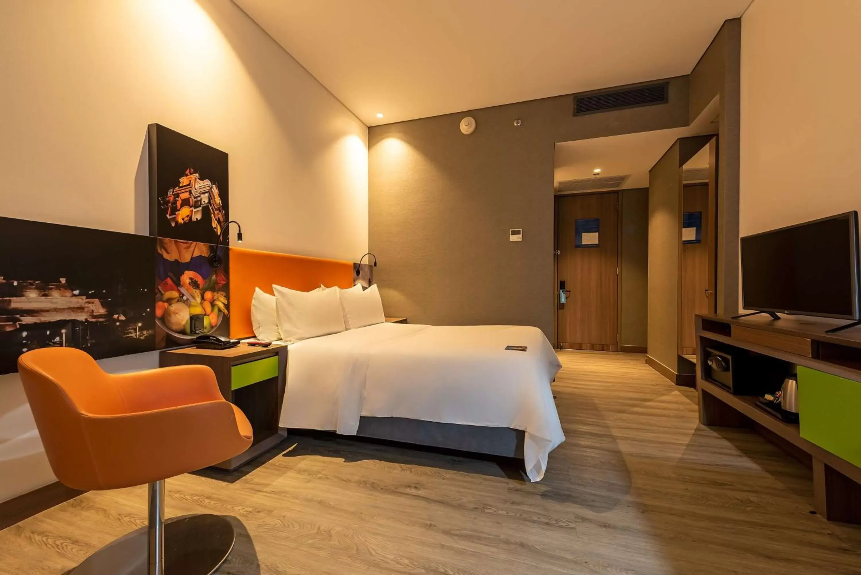 Bed, TV/Entertainment Center in Hampton by Hilton Cartagena