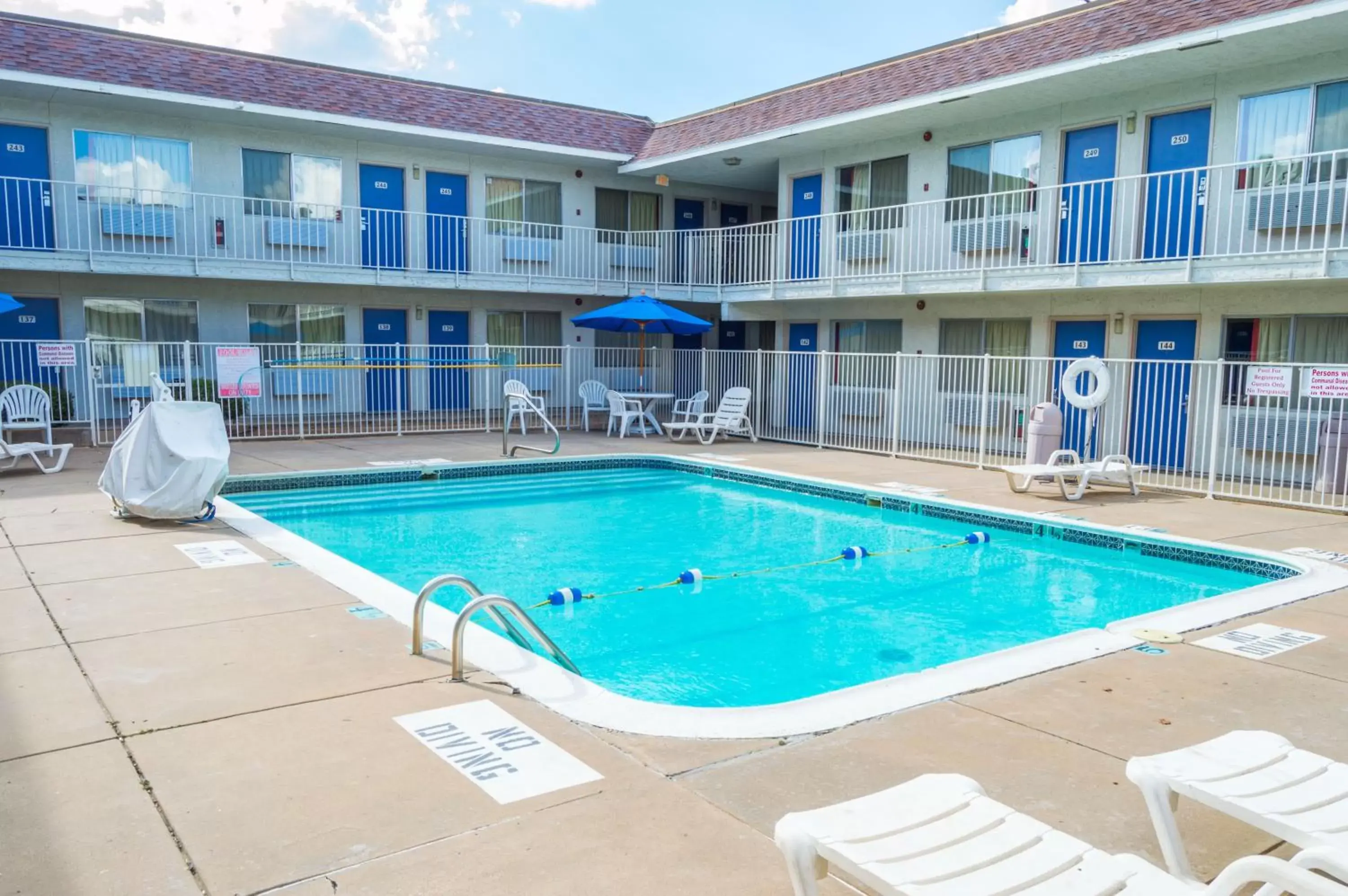 Swimming Pool in Motel 6-Ardmore, OK
