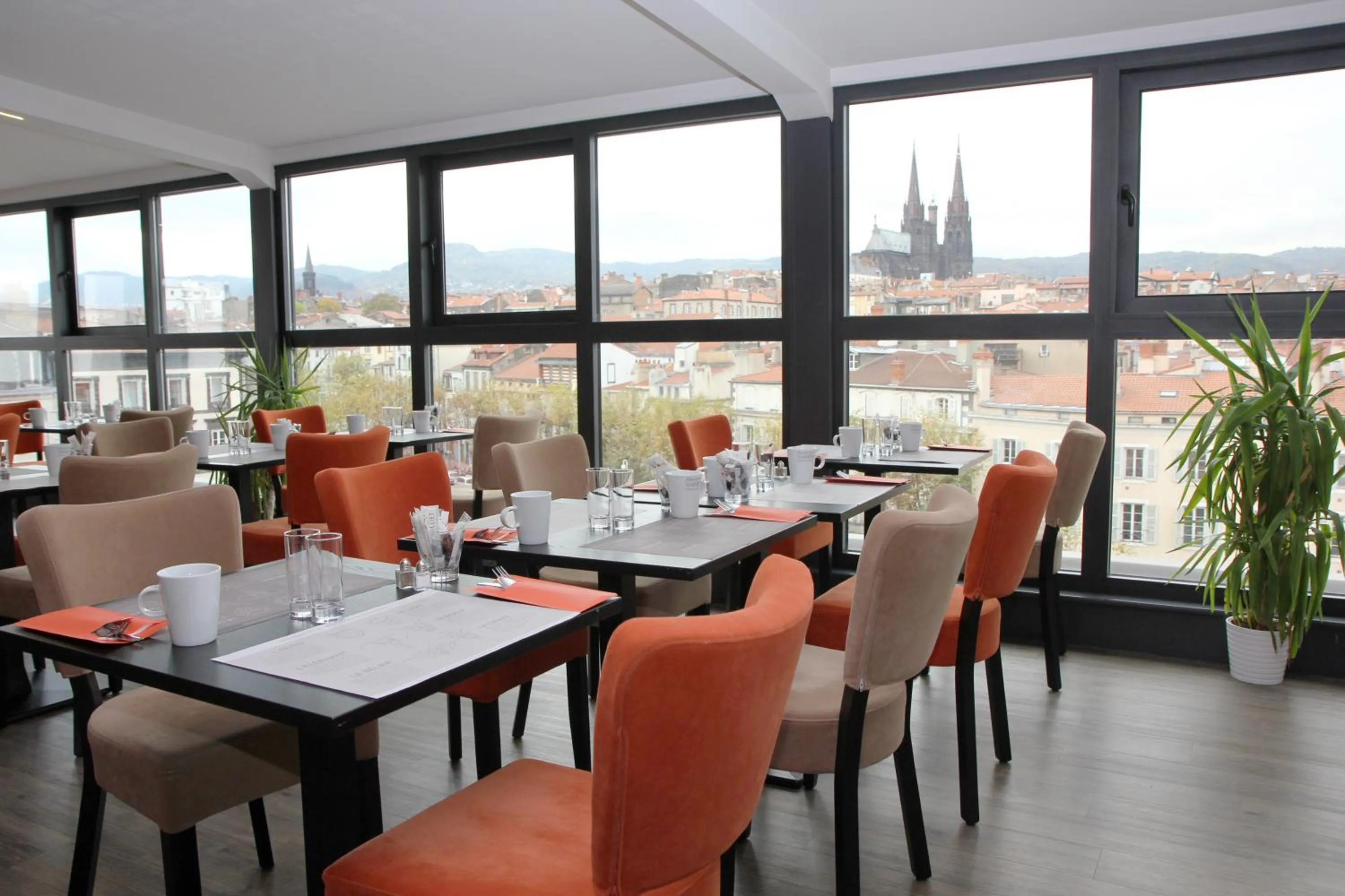 Restaurant/places to eat in Hotel Litteraire Alexandre Vialatte, BW Signature Collection