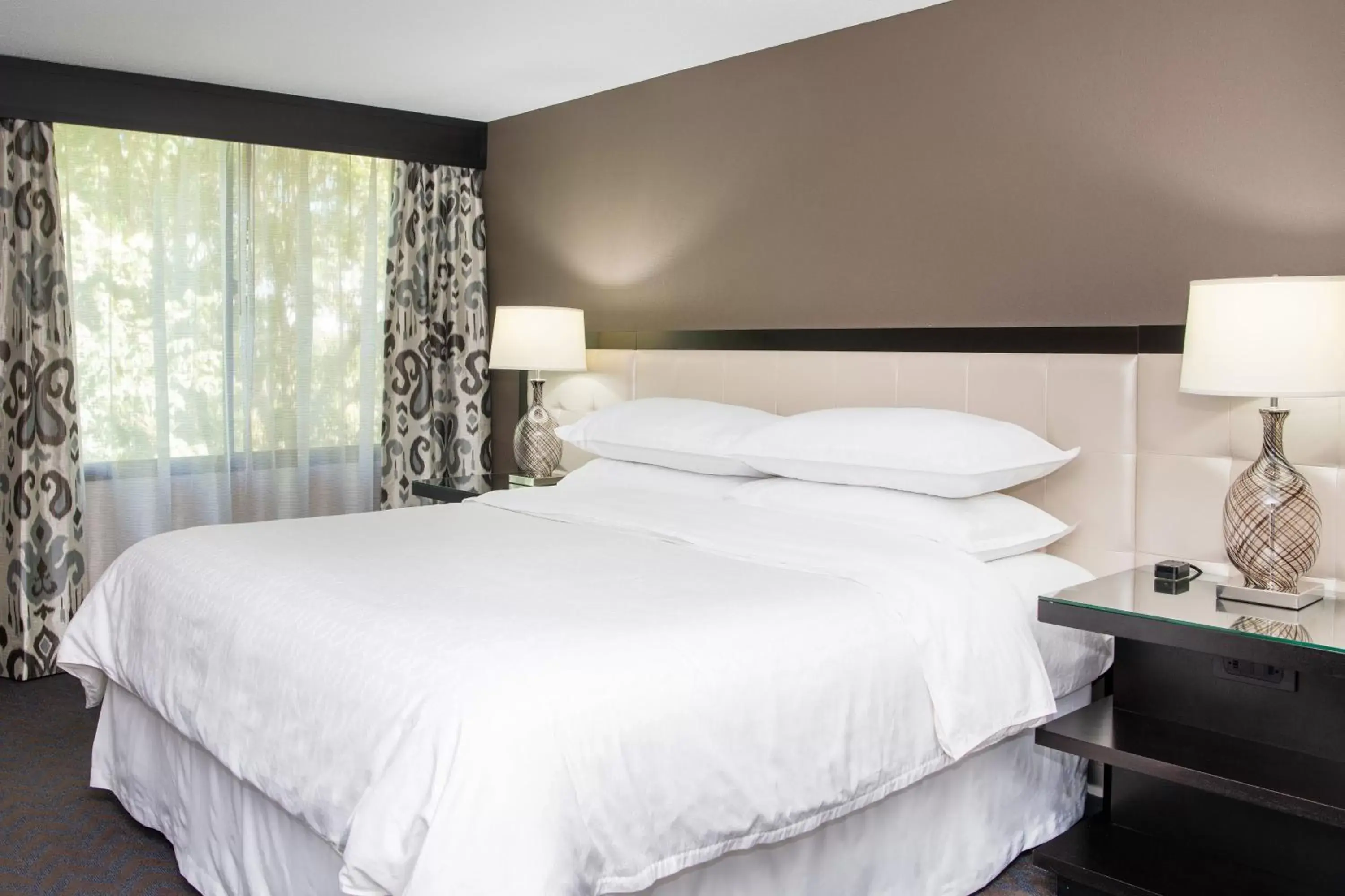 Bedroom, Bed in Sheraton Minneapolis West Hotel