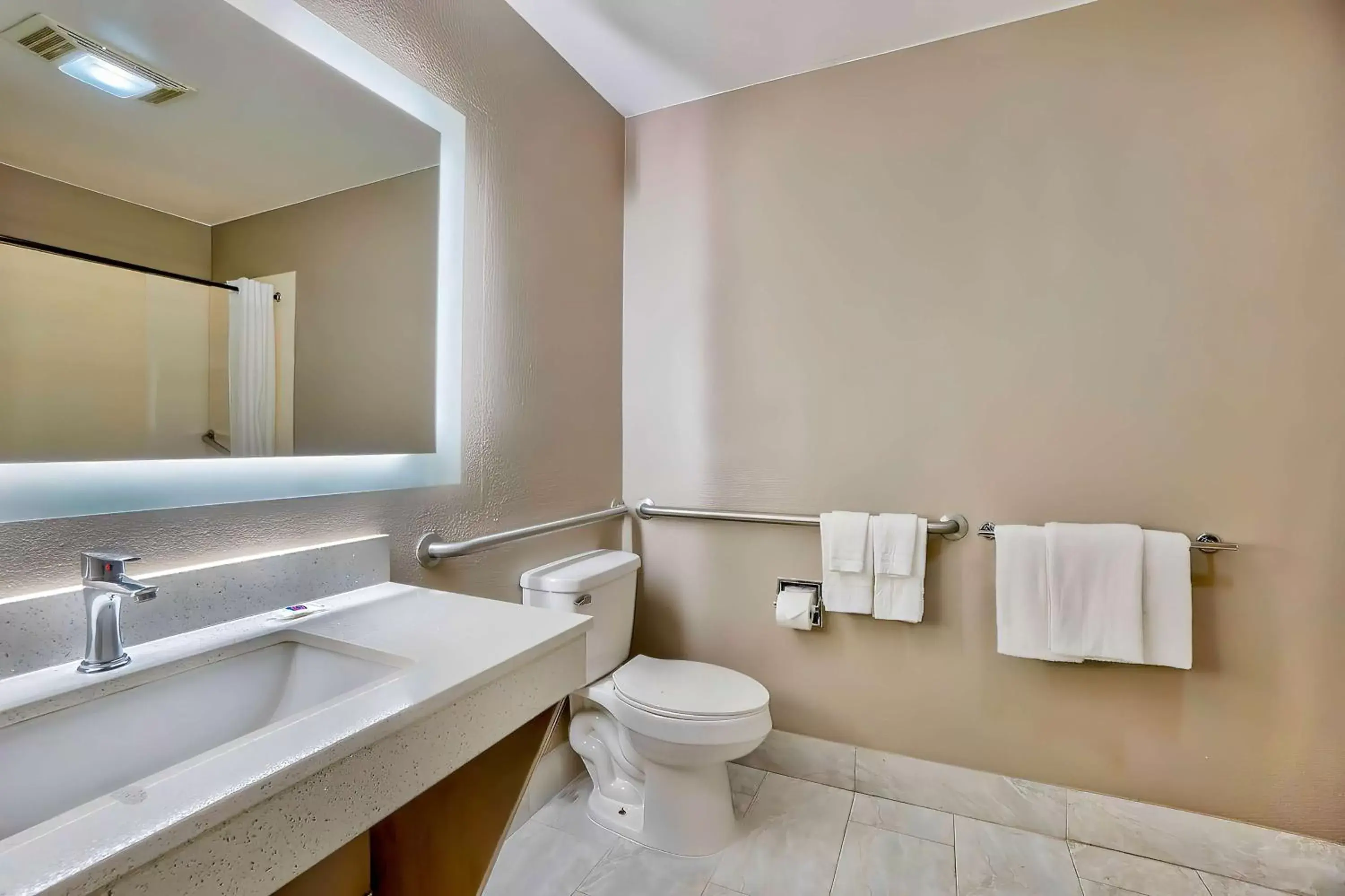 Bedroom in Motel 6 Tulsa, Ok - Central Bedroom in Motel 6 Tulsa, Ok - Central