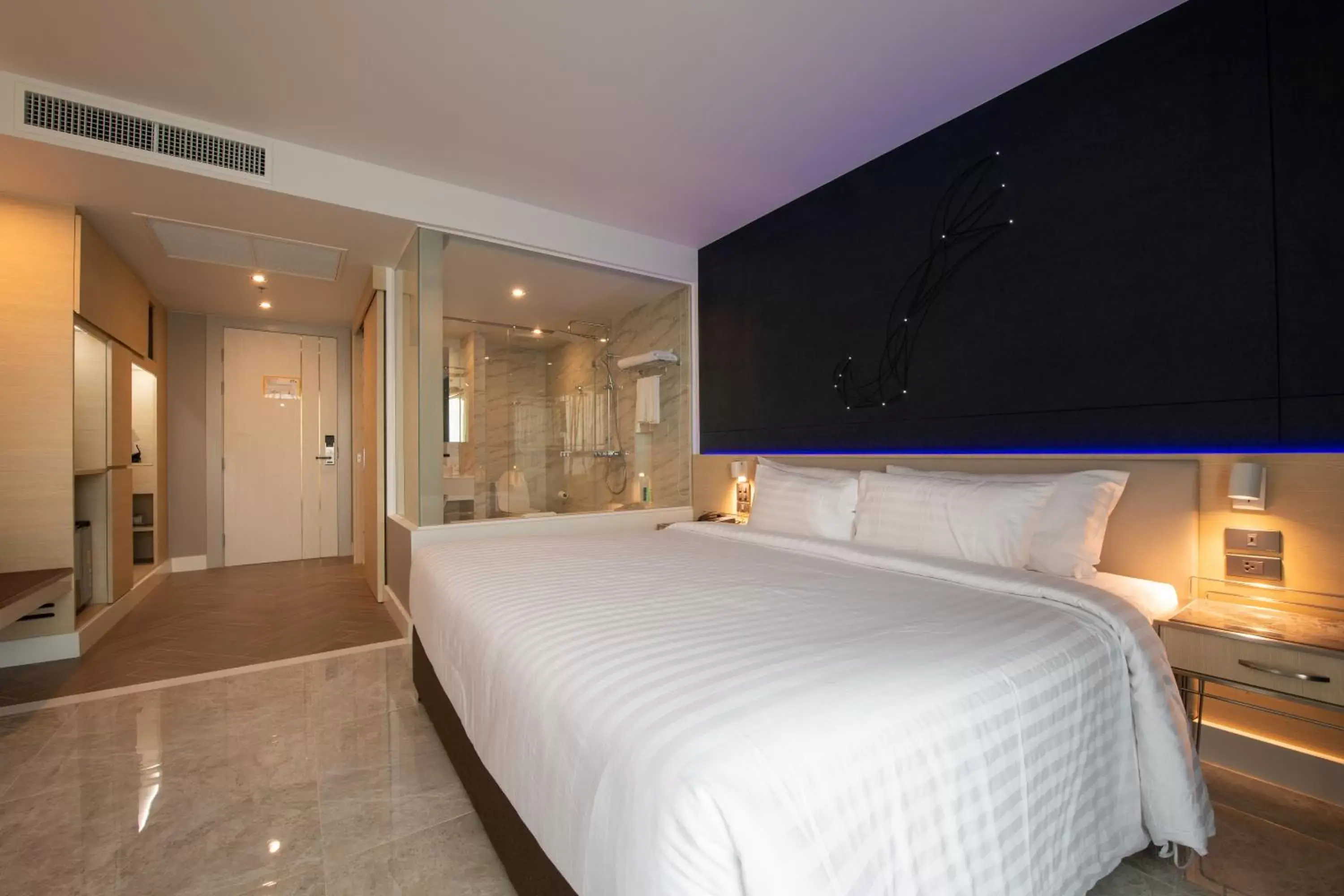 Bathroom, Bed in Pattaya Discovery Beach Hotel - SHA Extra Plus