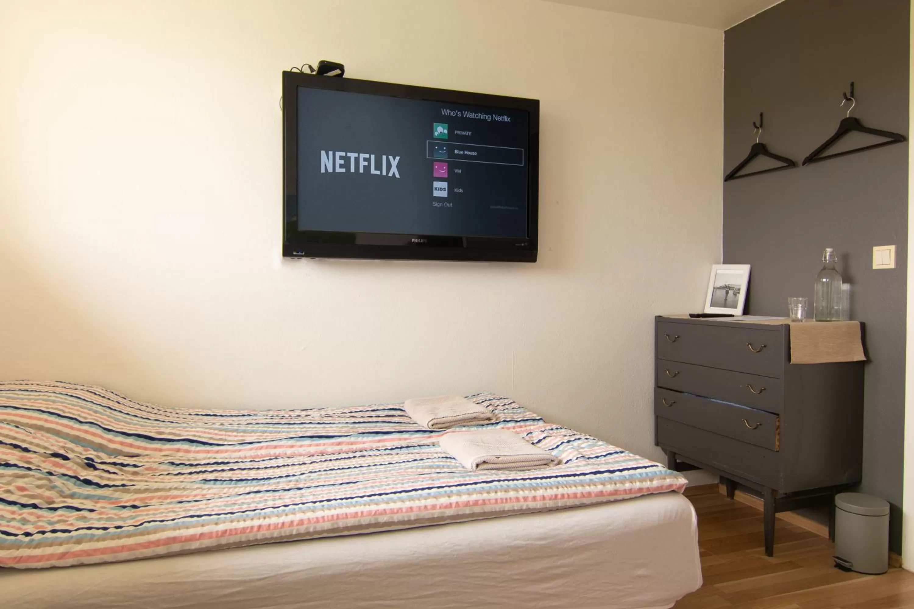 Bed, TV/Entertainment Center in Blue House B&B