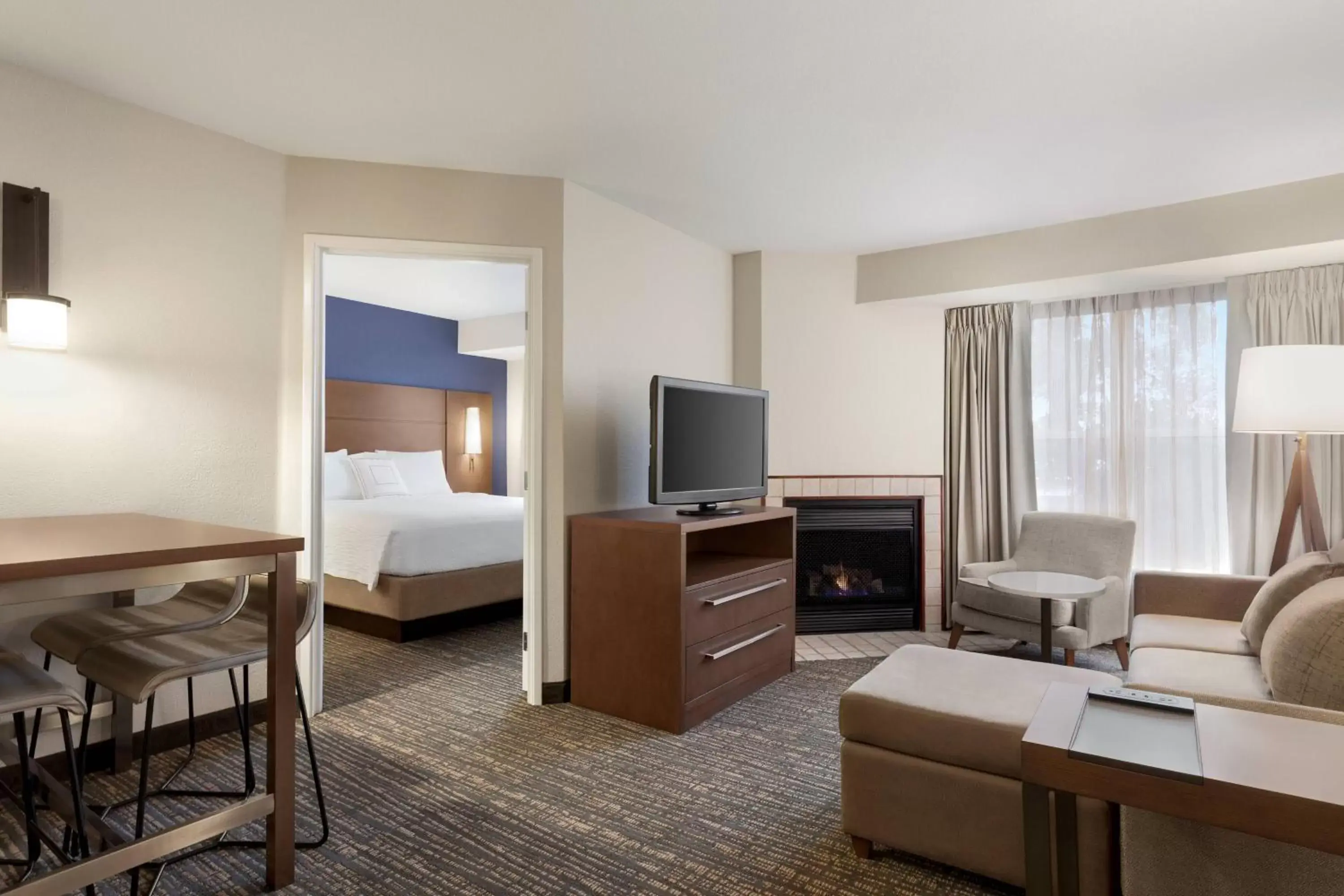 Living room, TV/Entertainment Center in Residence Inn By Marriott Vacaville