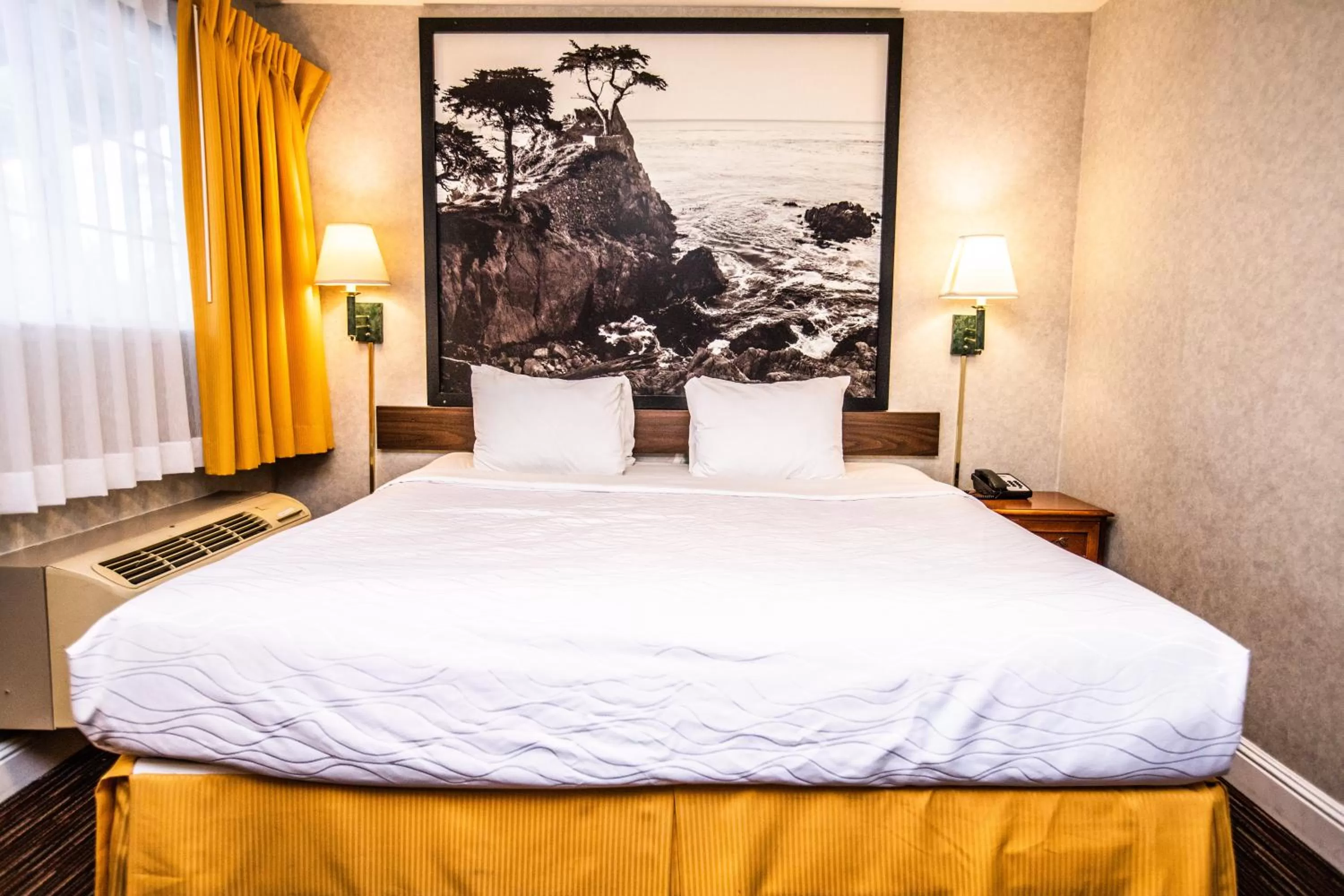 Photo of the whole room, Bed in Pelican Inn