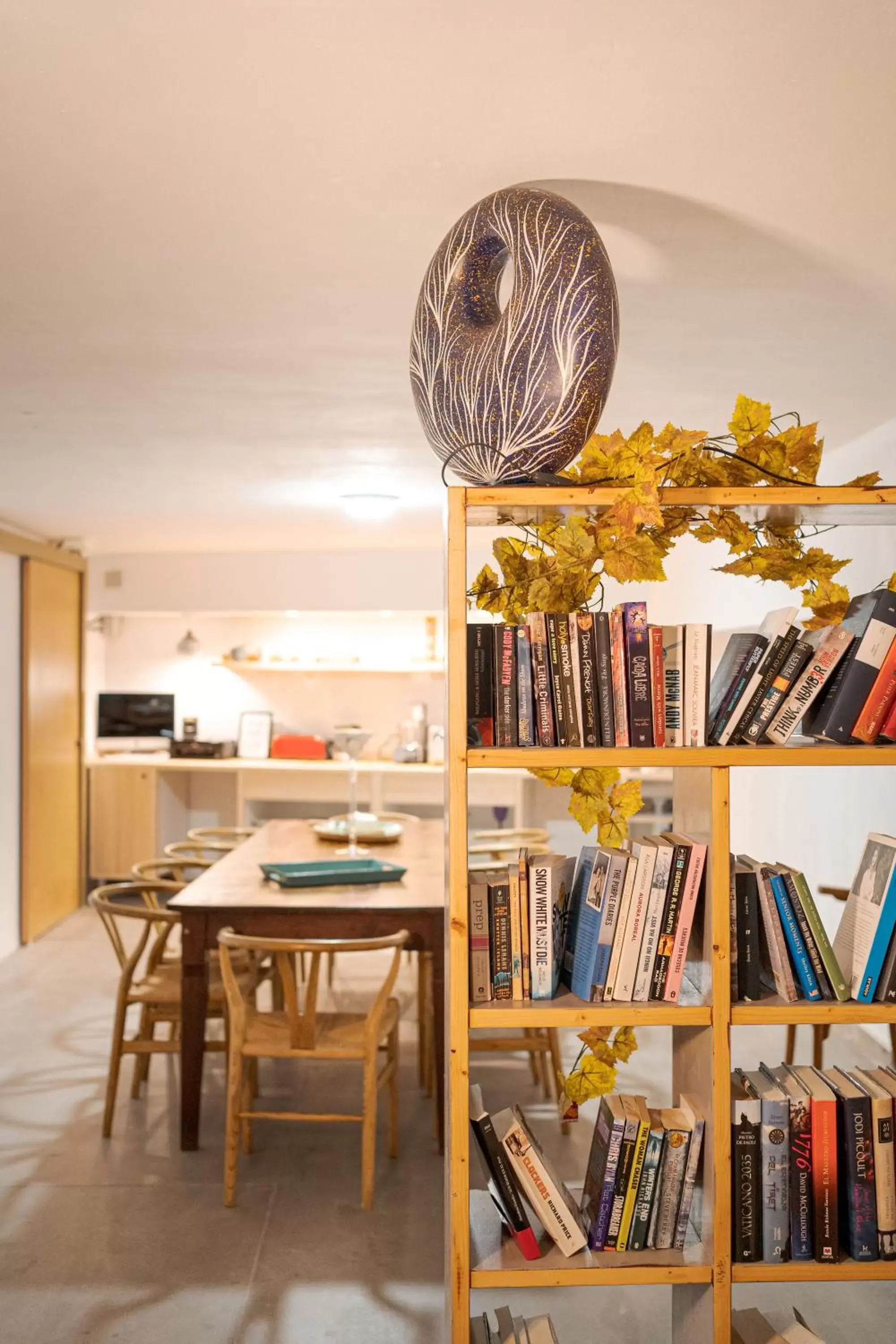 Communal lounge/ TV room, Library in Sitges Beach Hostal