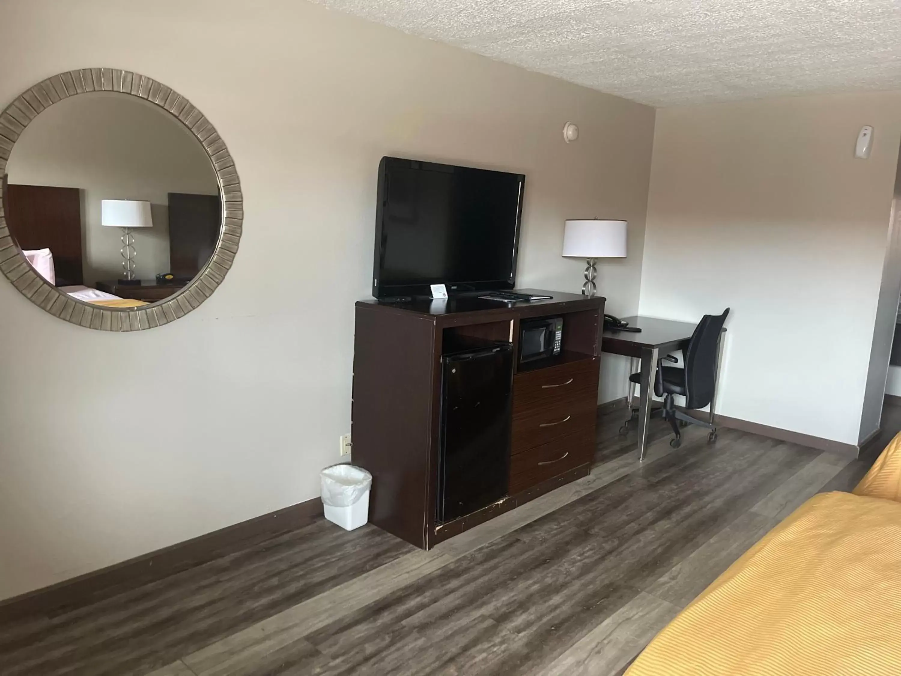 TV/Entertainment Center in Royal Inn & Suites