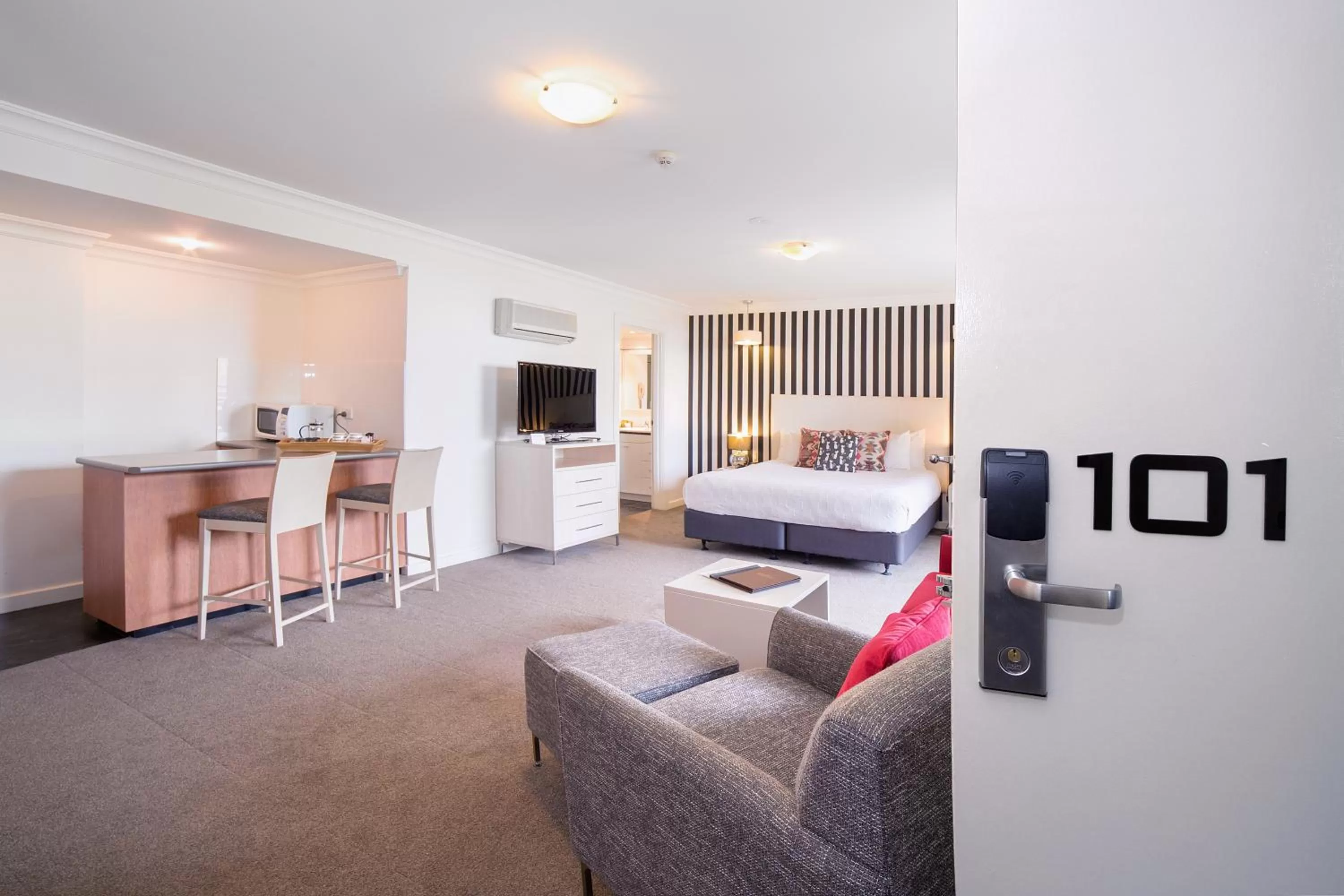 Photo of the whole room, Bed in Townhouse Hotel