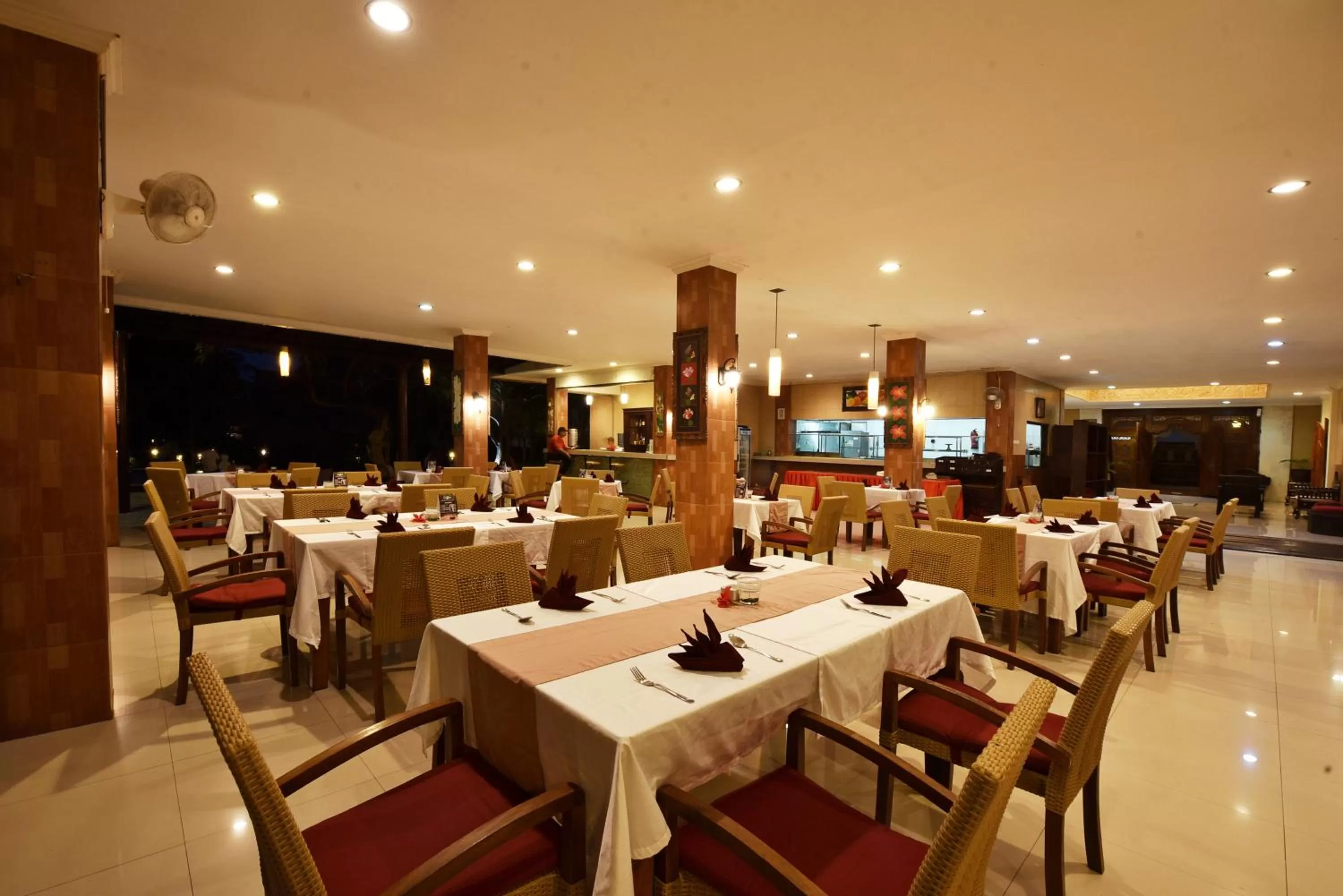 Restaurant/places to eat in Puri Saron Hotel Baruna Beach Lovina