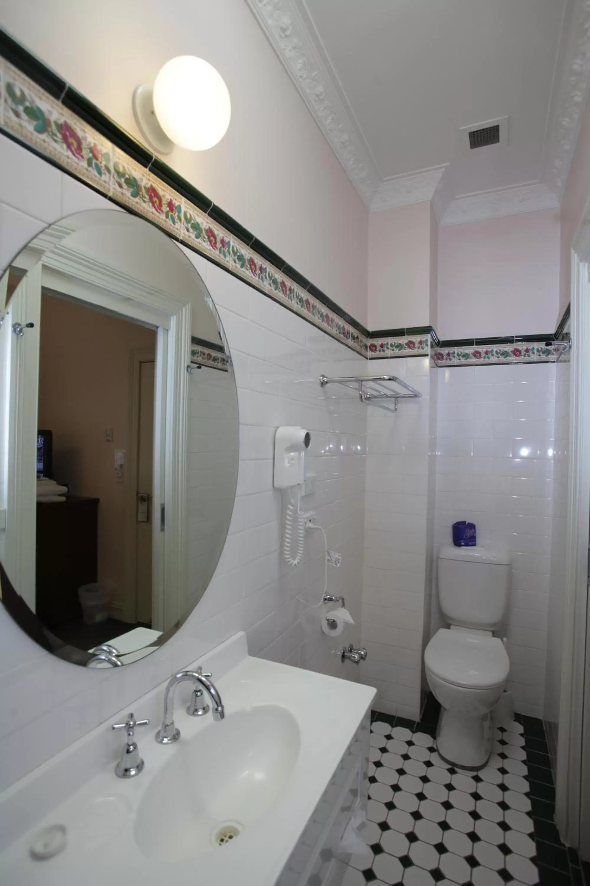 Bathroom in Palais Royale