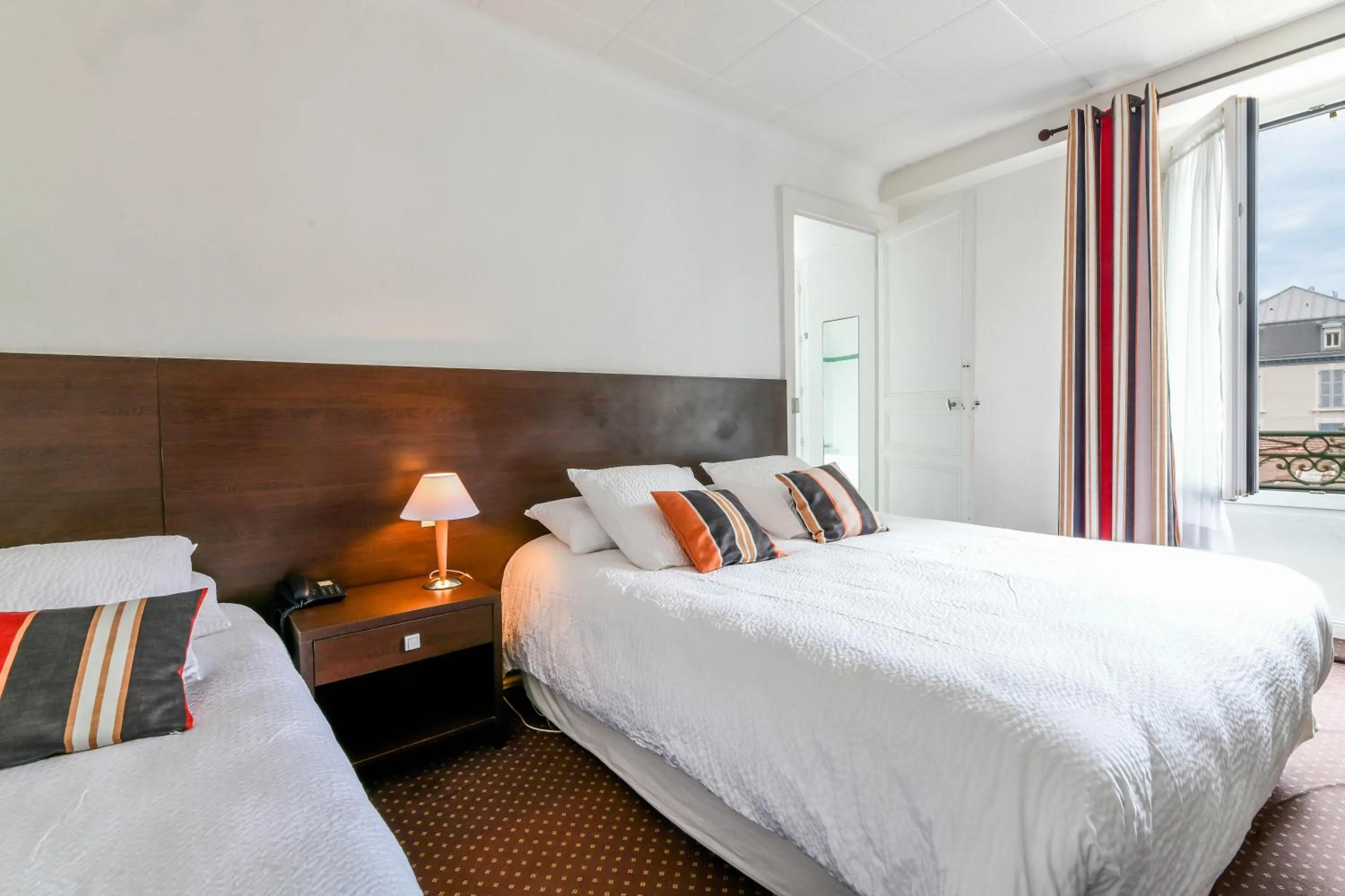 Bed in Hôtel VAL FLORES LOGIS