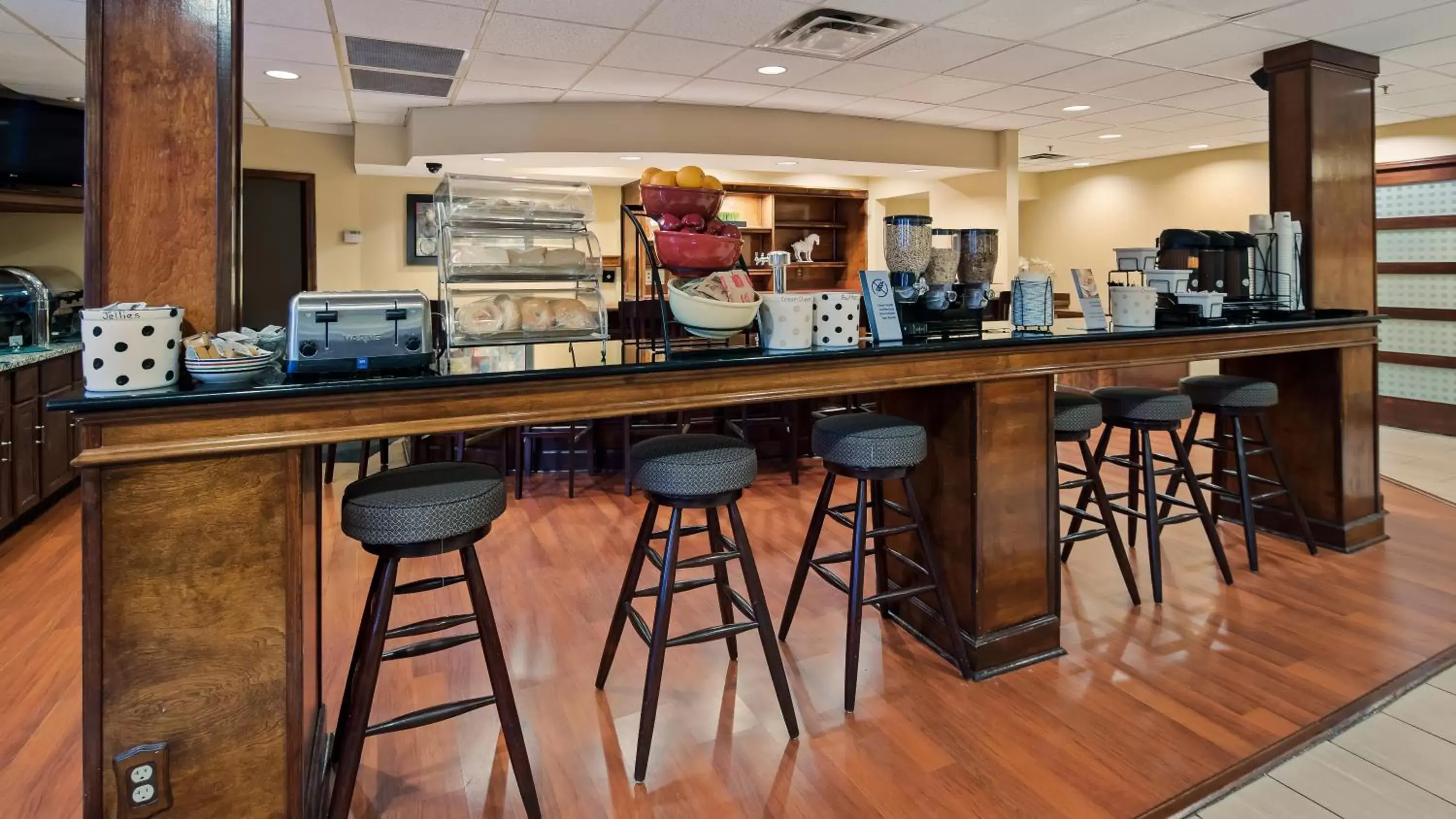Breakfast, Lounge/Bar in Best Western Louisville East Inn & Suites