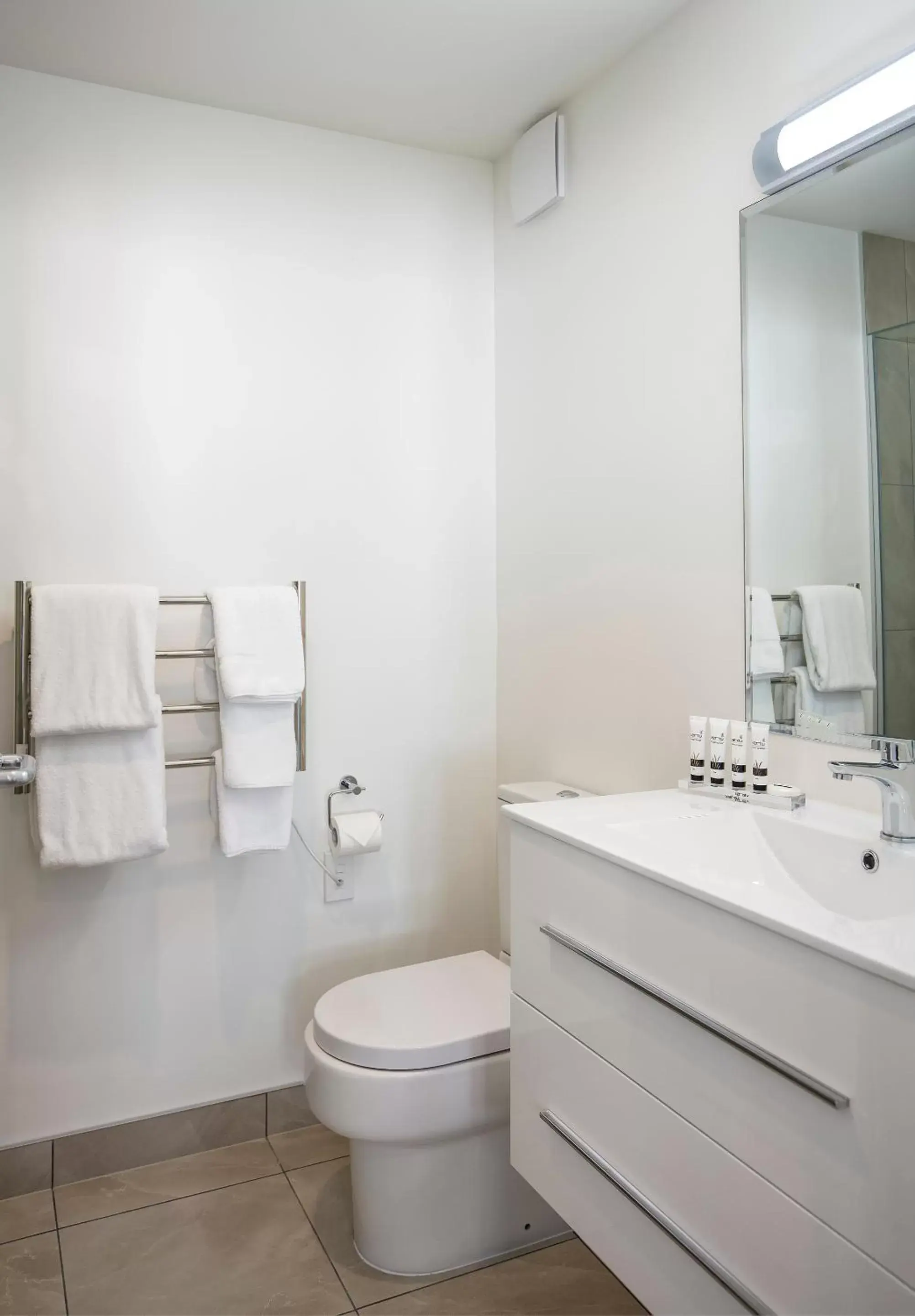 Shower, Bathroom in Pavilions Hotel