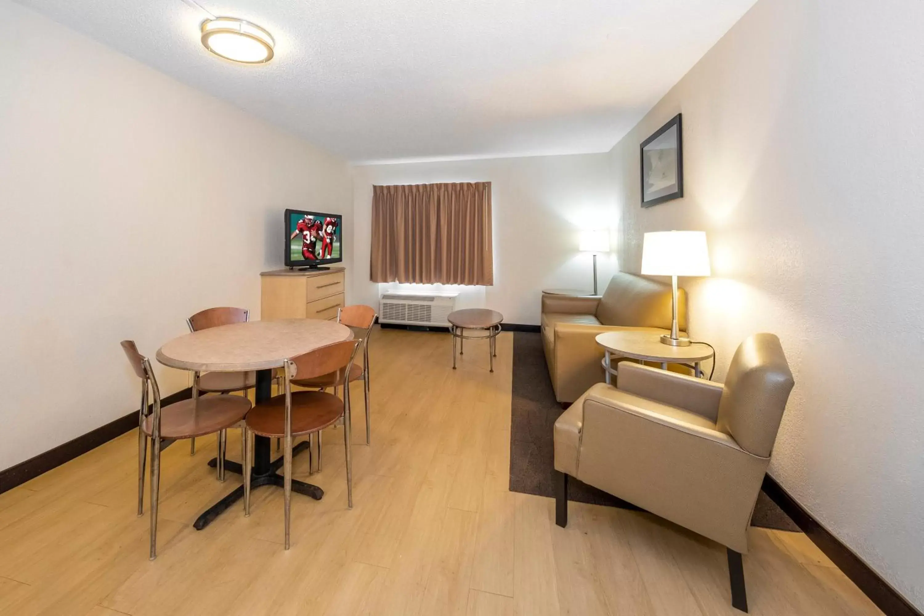 Photo of the whole room, Seating Area in Red Roof Inn Myrtle Beach Hotel - Market Commons