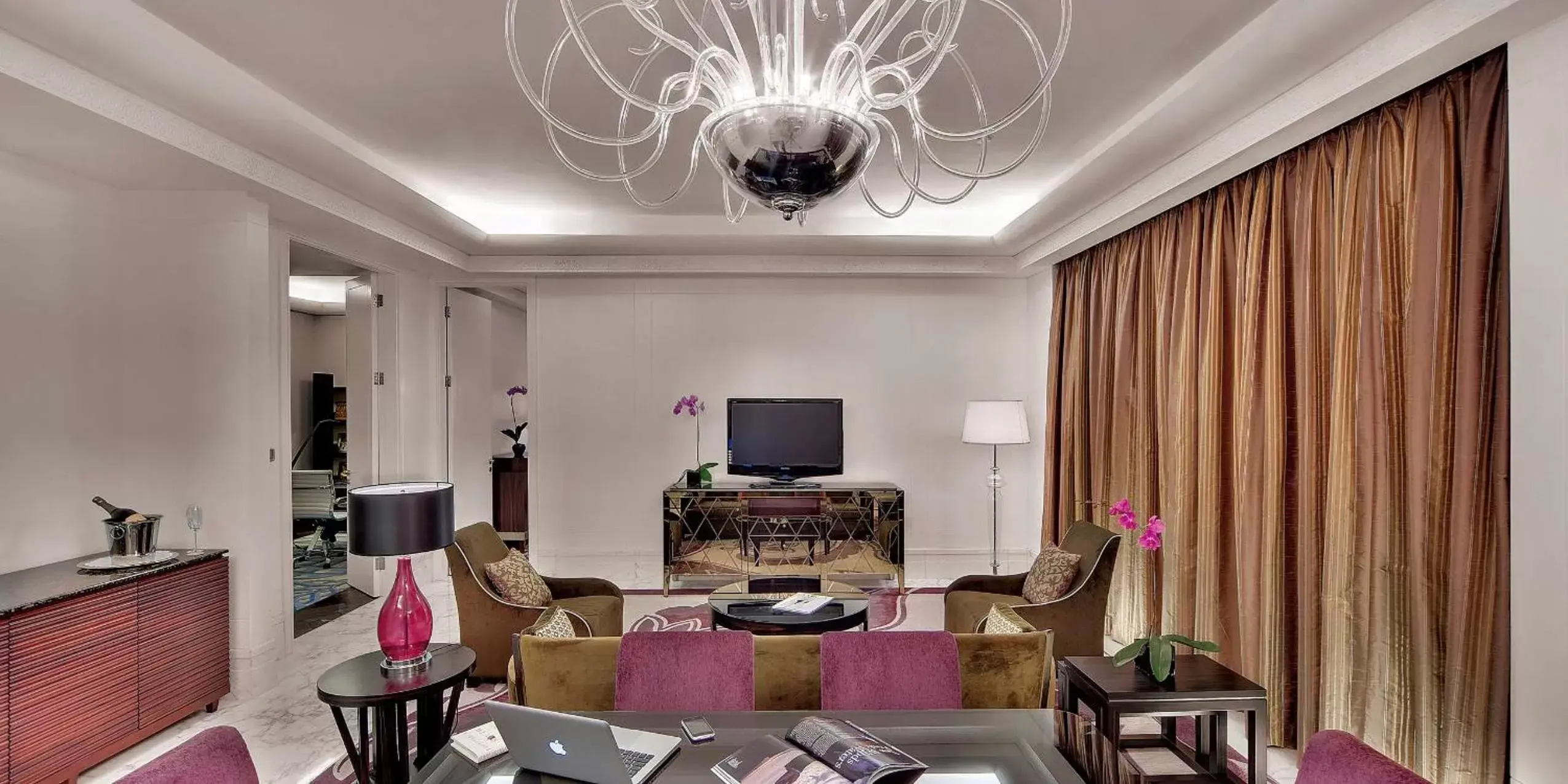 Bedroom, Seating Area in Hotel Indonesia Kempinski Jakarta