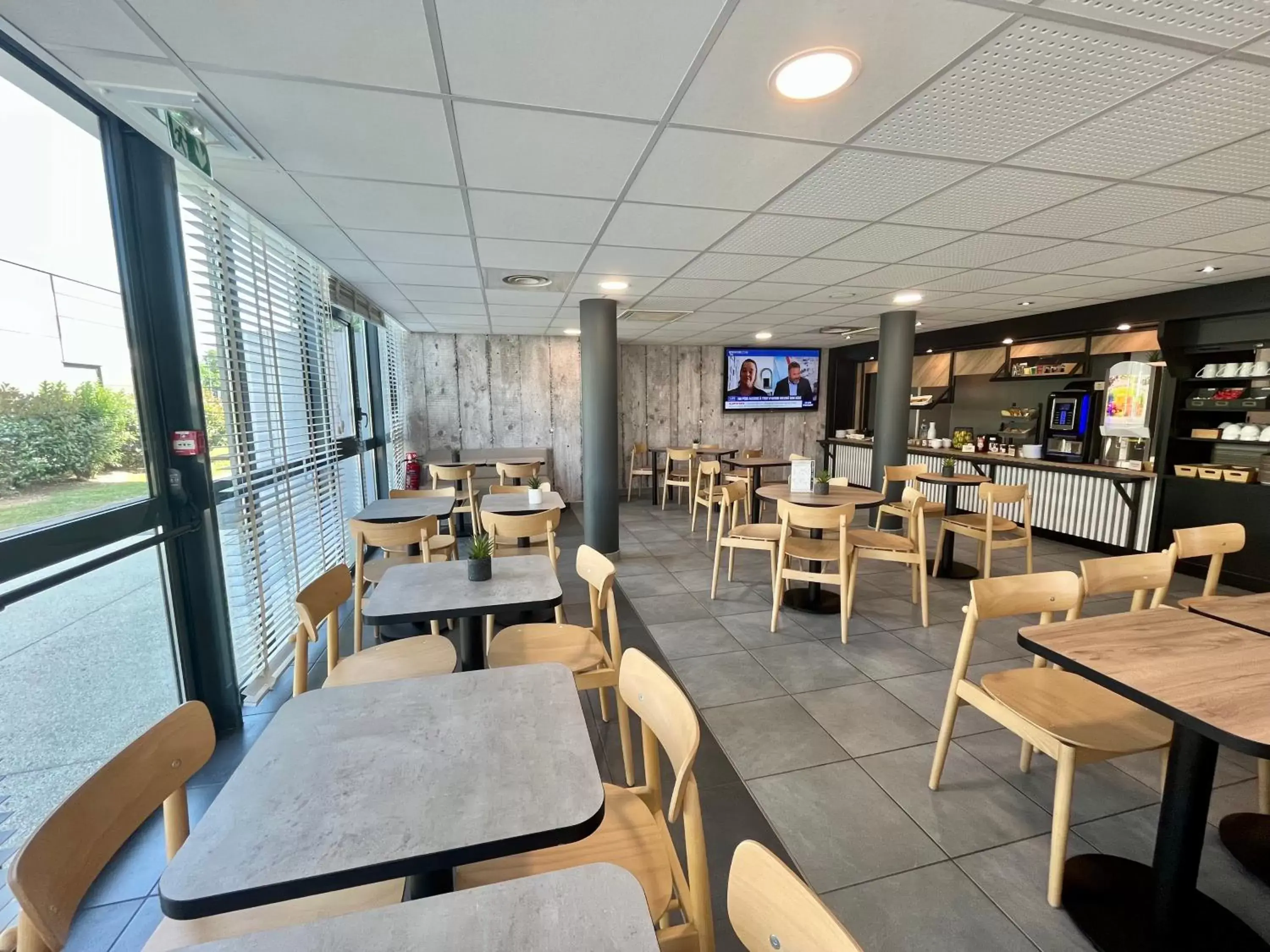 Restaurant/Places to Eat in B&B HOTEL Lyon Aéroport Saint-Quentin-Fallavier