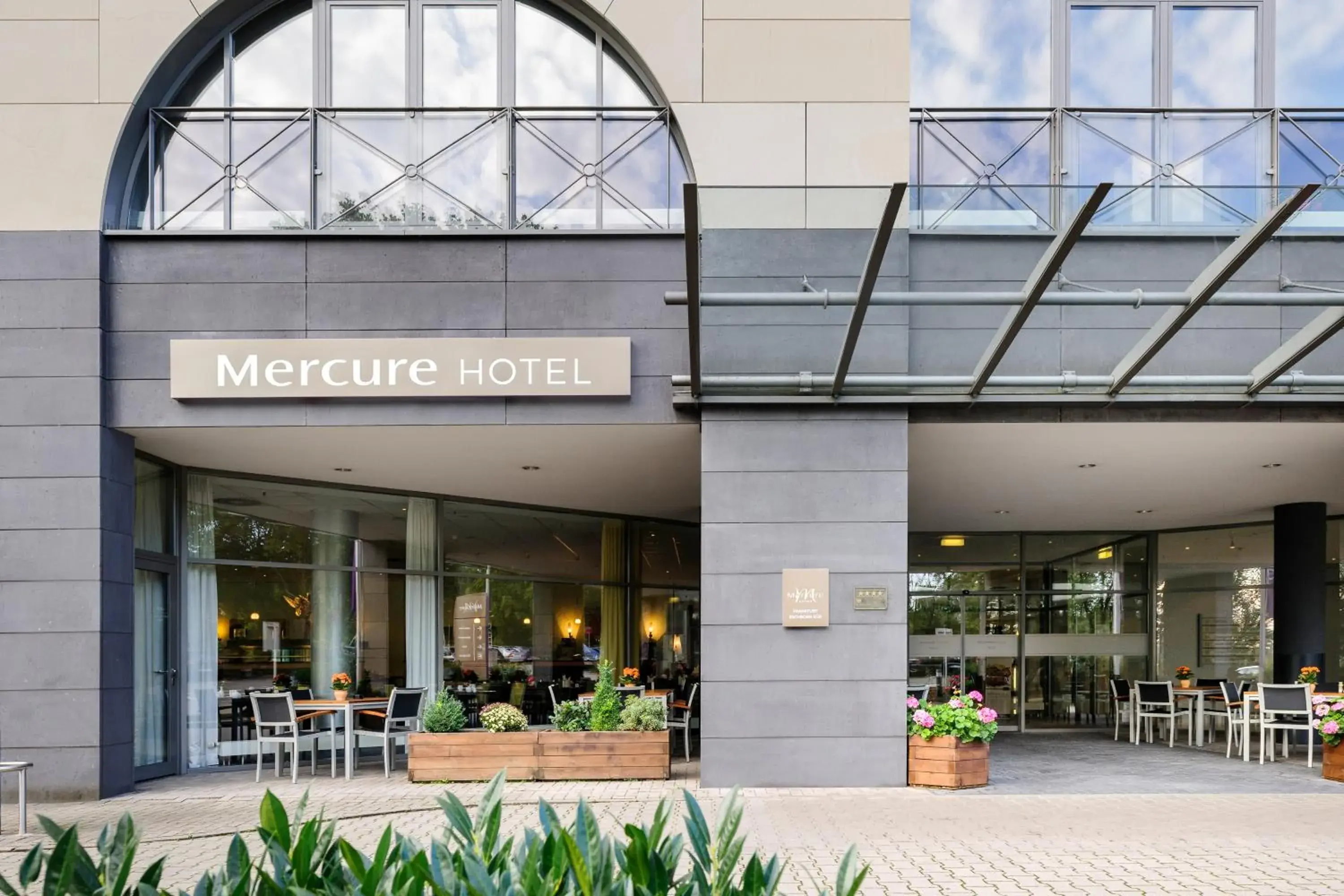 Property building, Facade/Entrance in Mercure Hotel Frankfurt Eschborn Süd