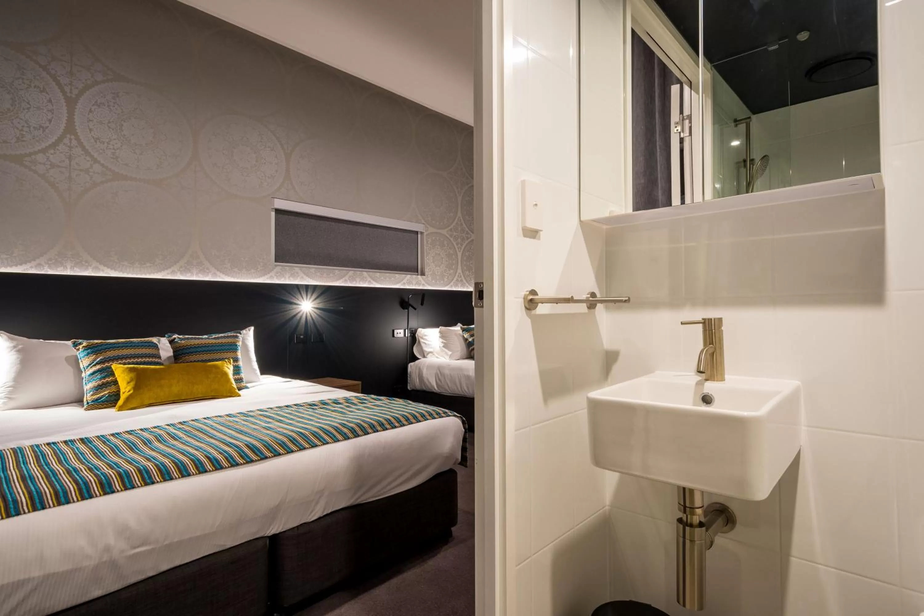 Bathroom, Bed in Elite Gold Coast