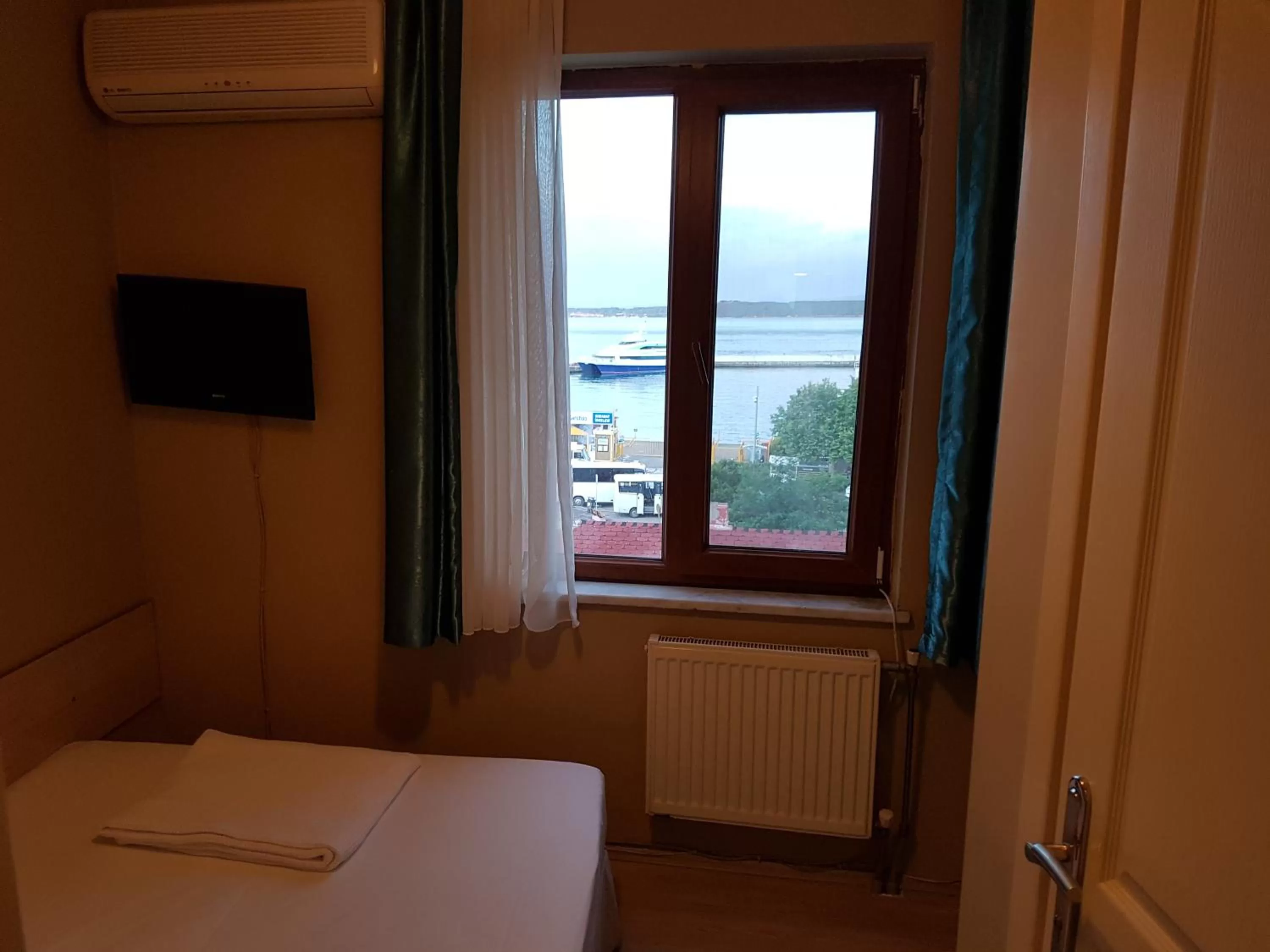 Bed in Hotel Crowded House